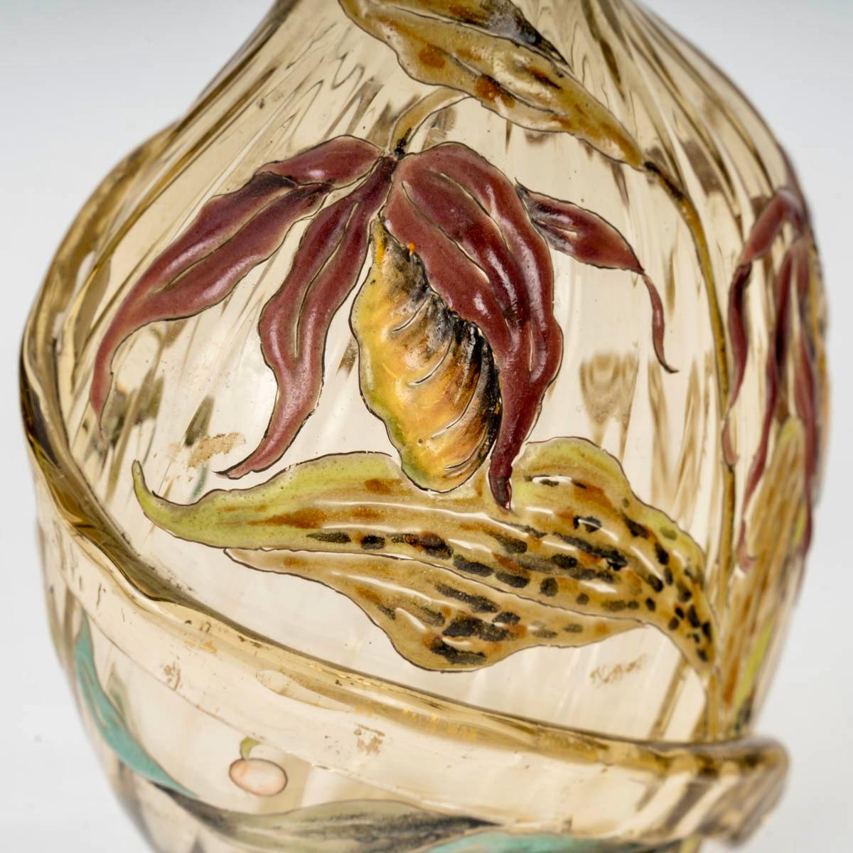 Fine XIX secolo 1890 Emile Gallé Cristallerie Vaso di vetro giallo smaltato Fiori Farfalla in vendita