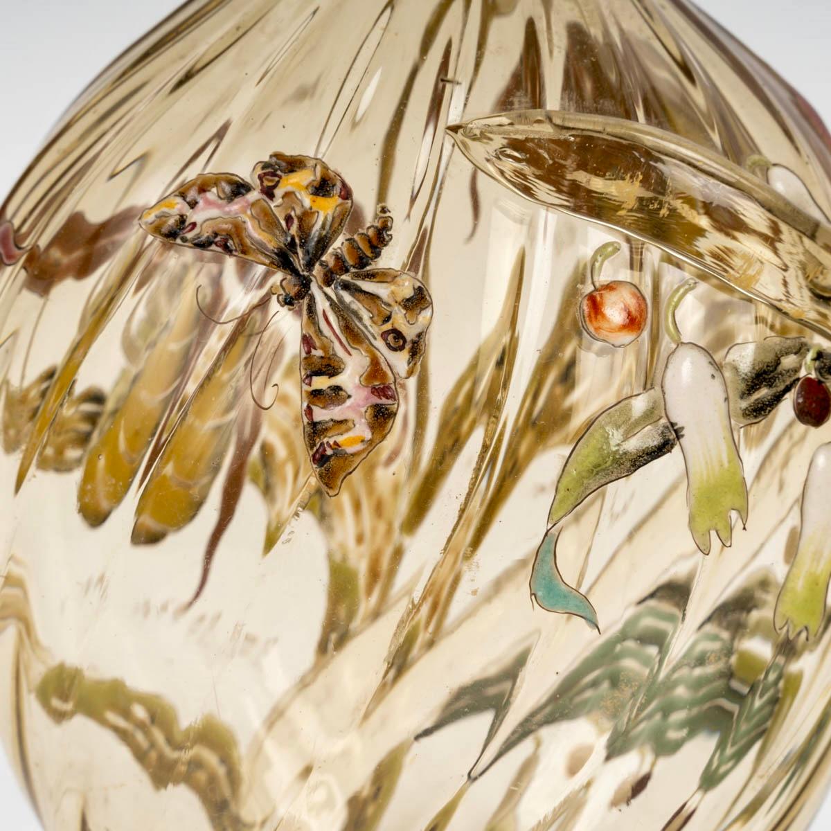 1890 Emile Gallé Cristallerie Vaso di vetro giallo smaltato Fiori Farfalla in vendita 1