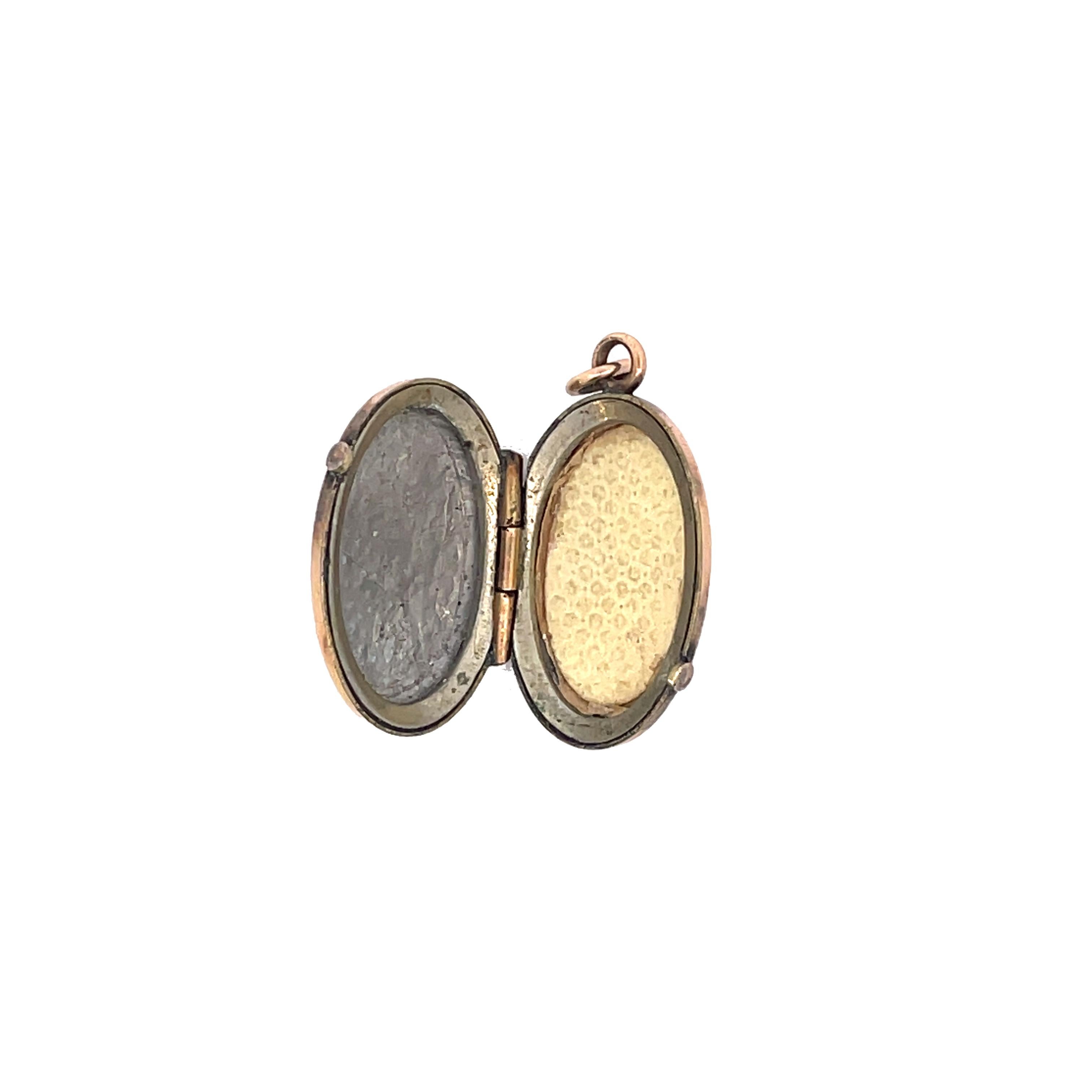 1890 Etruscan Engraved Gold Locket In Good Condition For Sale In Lexington, KY