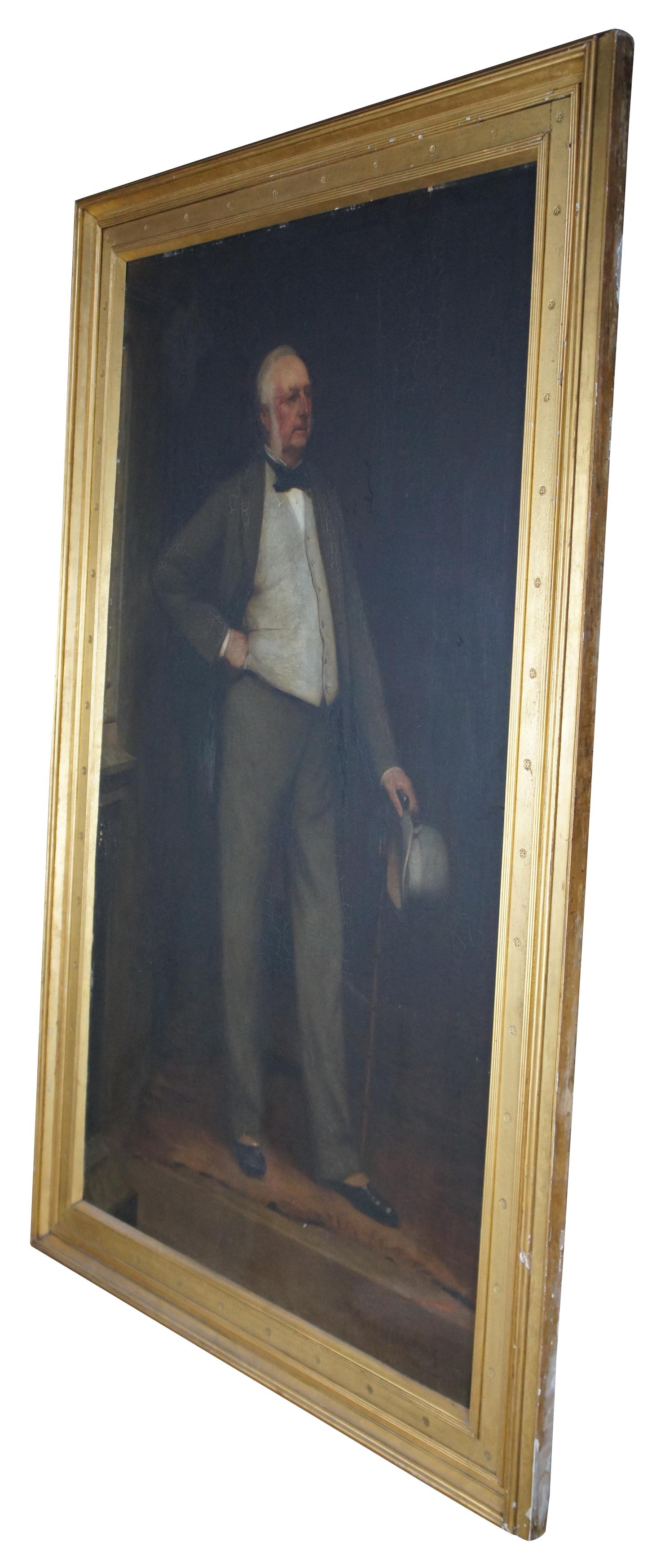 Monumentale huile sur toile ancienne de 1890 représentant Robert Hughes (1816-1893) par Hugh de Twenebrokes Glazebrook (1855-1937). Peint quelques années avant la mort de Heath, il présente un portrait en pied de celui-ci en tenue de soirée, avec