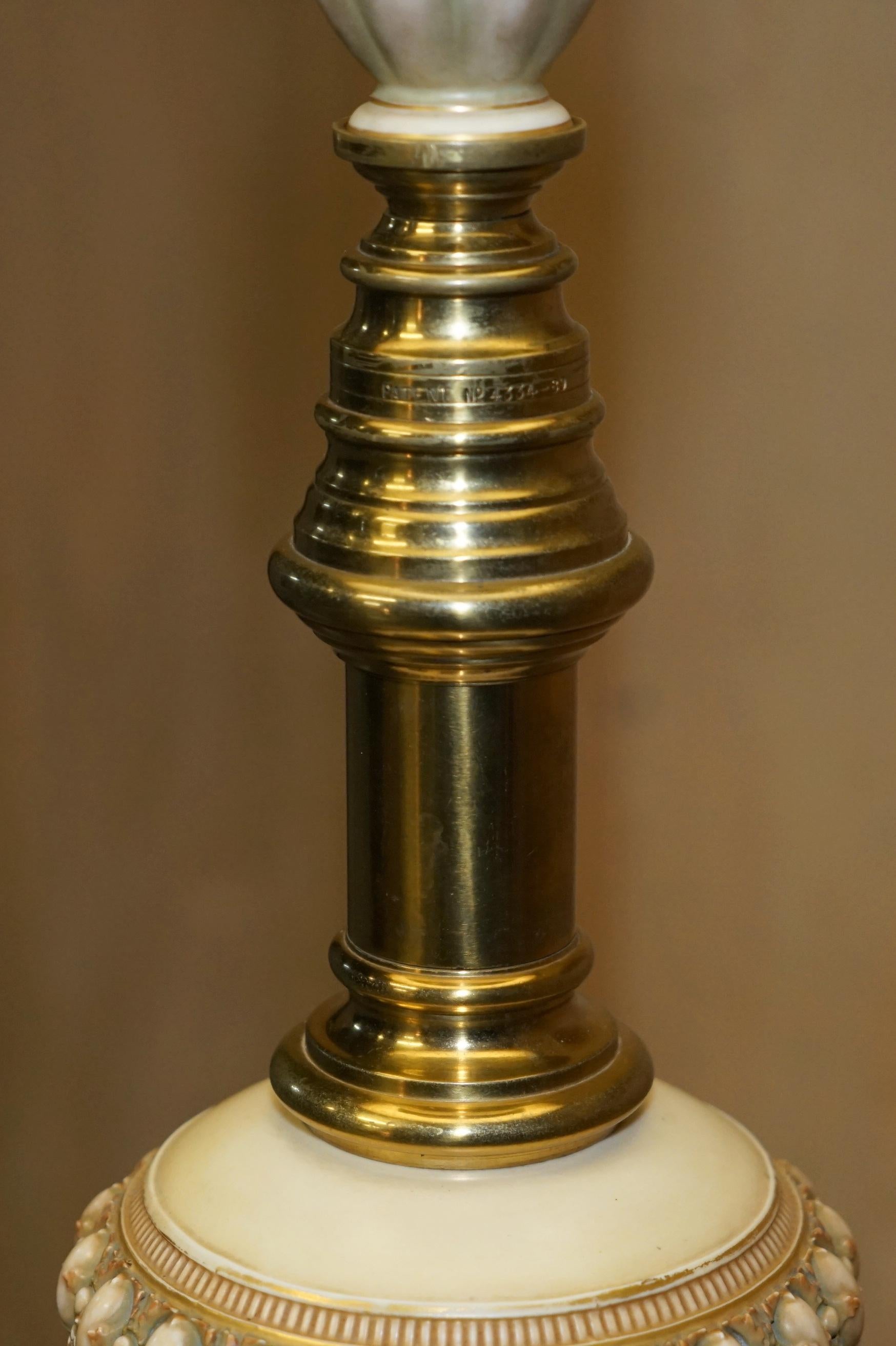 1890 ROYAL WORCESTER LAMPE DE SOL VICTORIENNE ANTIQUE PLEINEMENT STAMPÉE en vente 6
