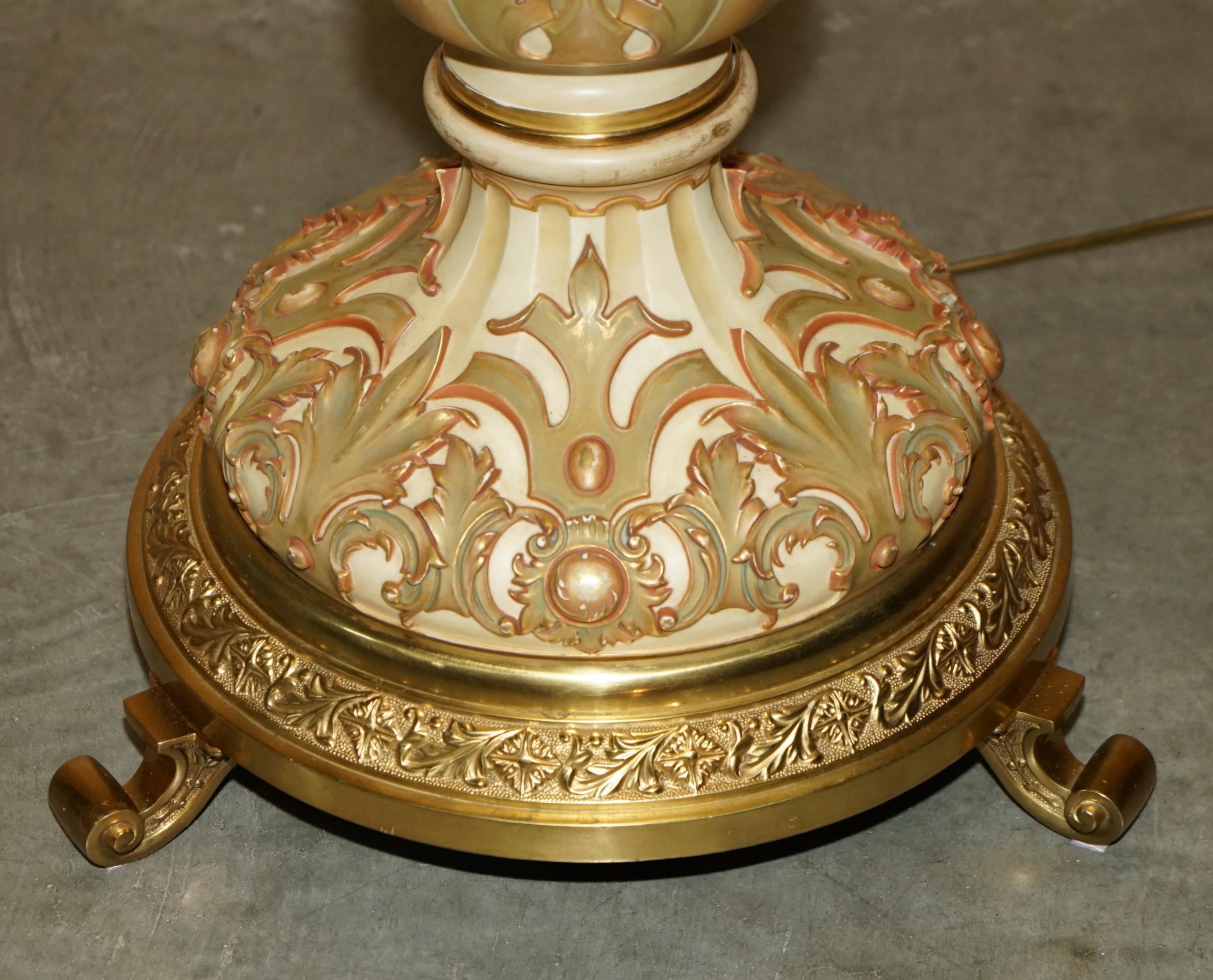Fin du XIXe siècle 1890 ROYAL WORCESTER LAMPE DE SOL VICTORIENNE ANTIQUE PLEINEMENT STAMPÉE en vente