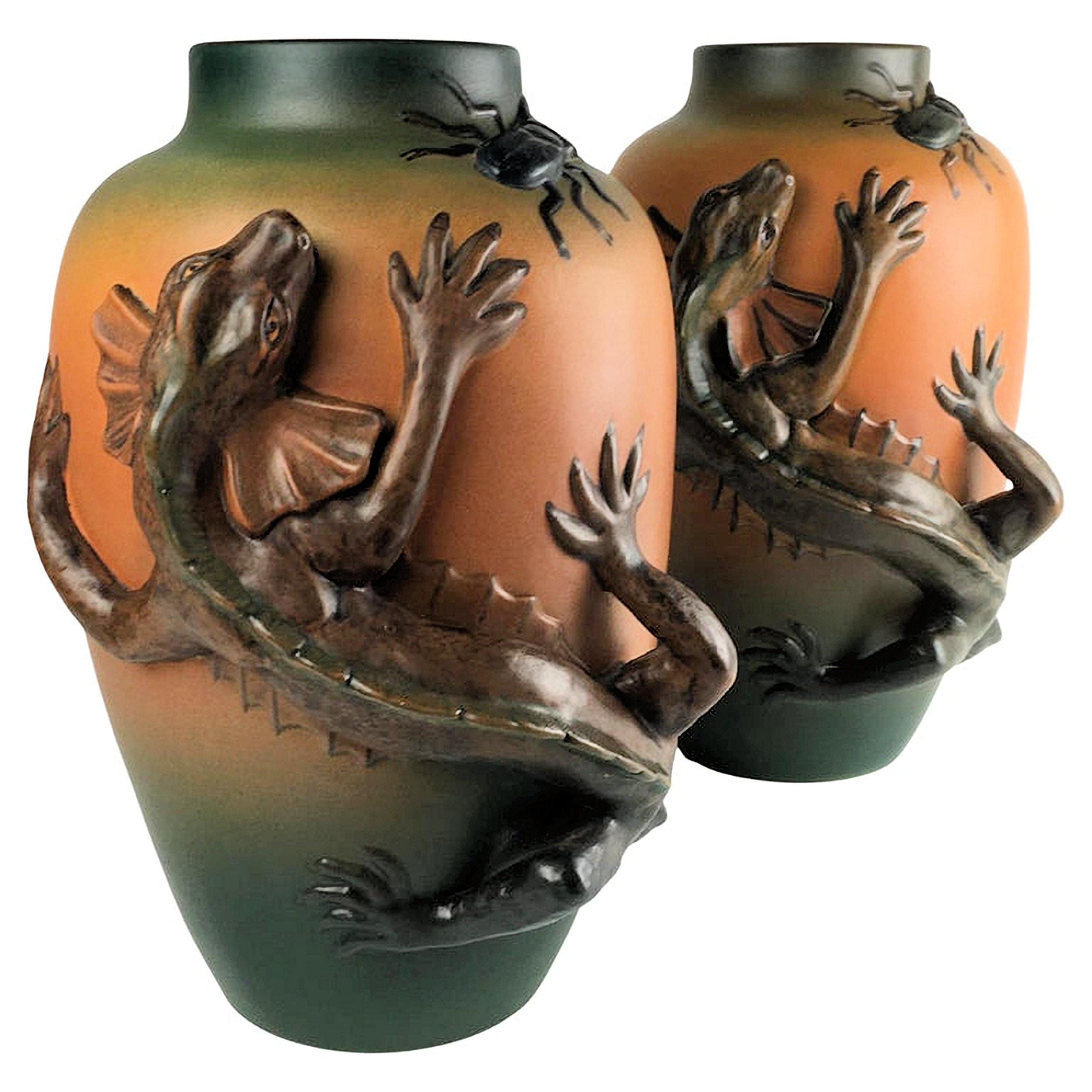 Due grandi vasi a lucertola in stile Art Nouveau danese realizzati a mano da Lauritz Jensen per Ipsen Enke nel 1899.

I rari vasi art nuveau presentano una lucertola vivace molto ben realizzata sul lato anteriore dei vasi, che insegue uno scarabeo