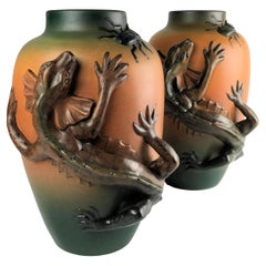 1890er Jahre Zwei große handgefertigte dänische Jugendstil-Eidechsenvasen von P. Ipsens Enke