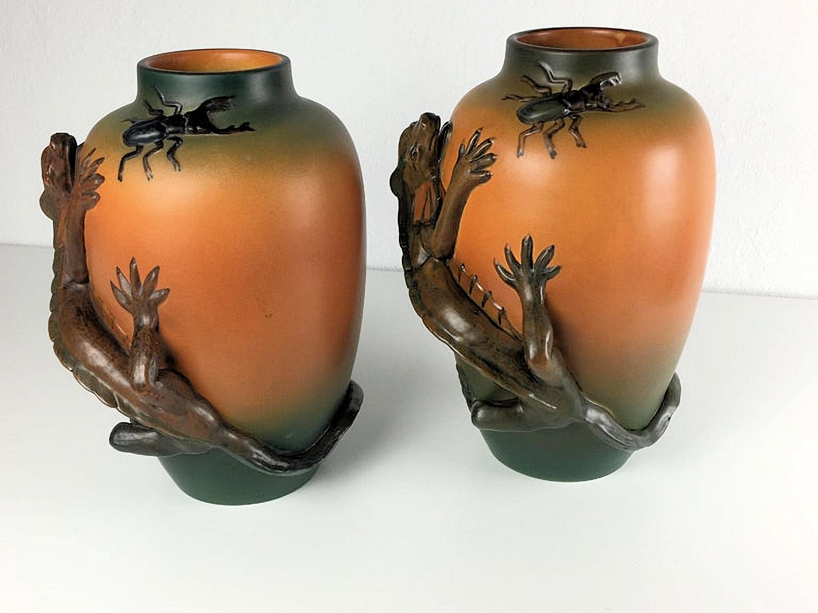 Danese Due grandi vasi a forma di lucertola in stile Art Nouveau danese realizzati a mano nel 1890 da P. Ipsen Enke in vendita