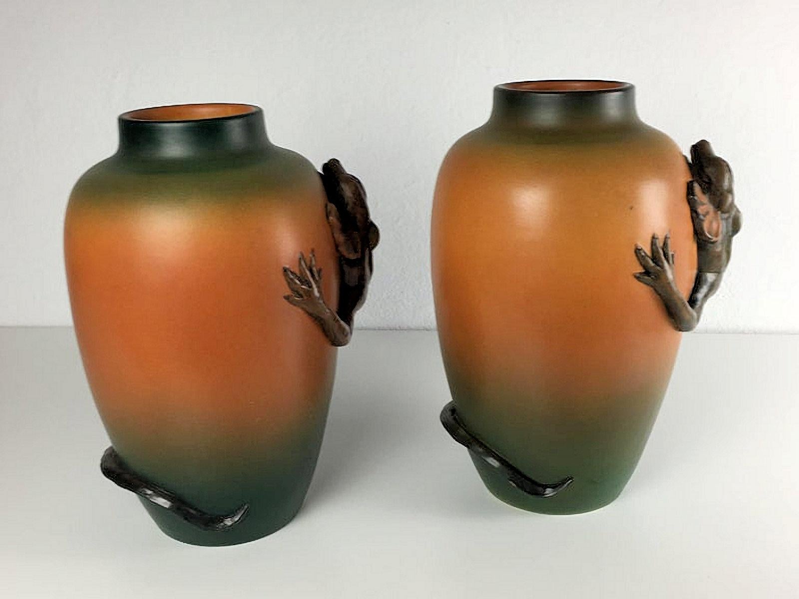 Due grandi vasi a forma di lucertola in stile Art Nouveau danese realizzati a mano nel 1890 da P. Ipsen Enke In condizioni buone in vendita a Knebel, DK