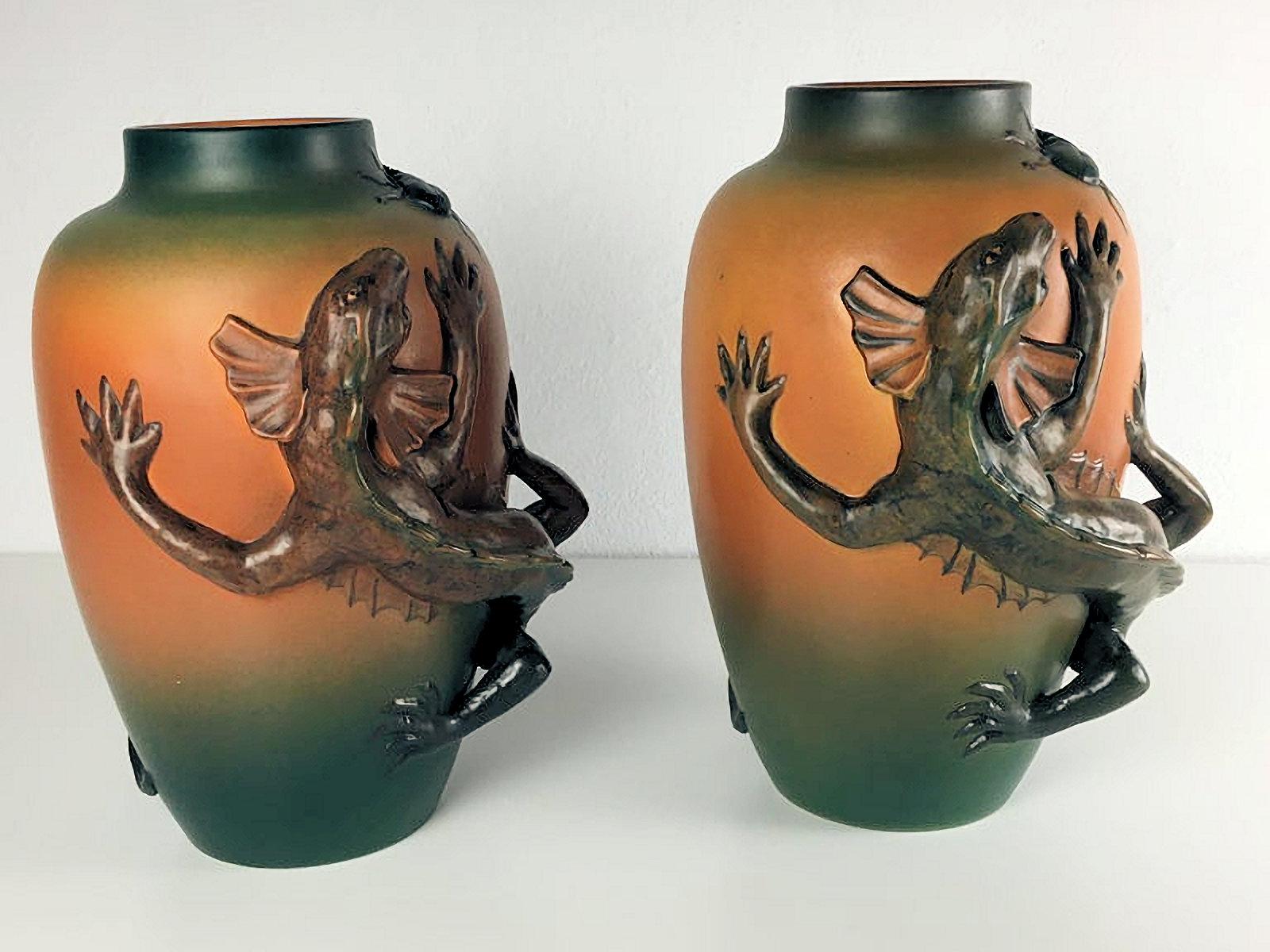 XX secolo Due grandi vasi a forma di lucertola in stile Art Nouveau danese realizzati a mano nel 1890 da P. Ipsen Enke in vendita