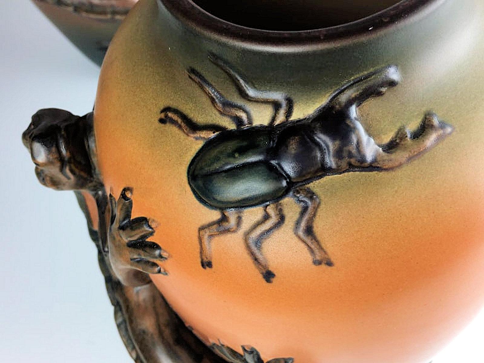 Ceramica Due grandi vasi a forma di lucertola in stile Art Nouveau danese realizzati a mano nel 1890 da P. Ipsen Enke in vendita