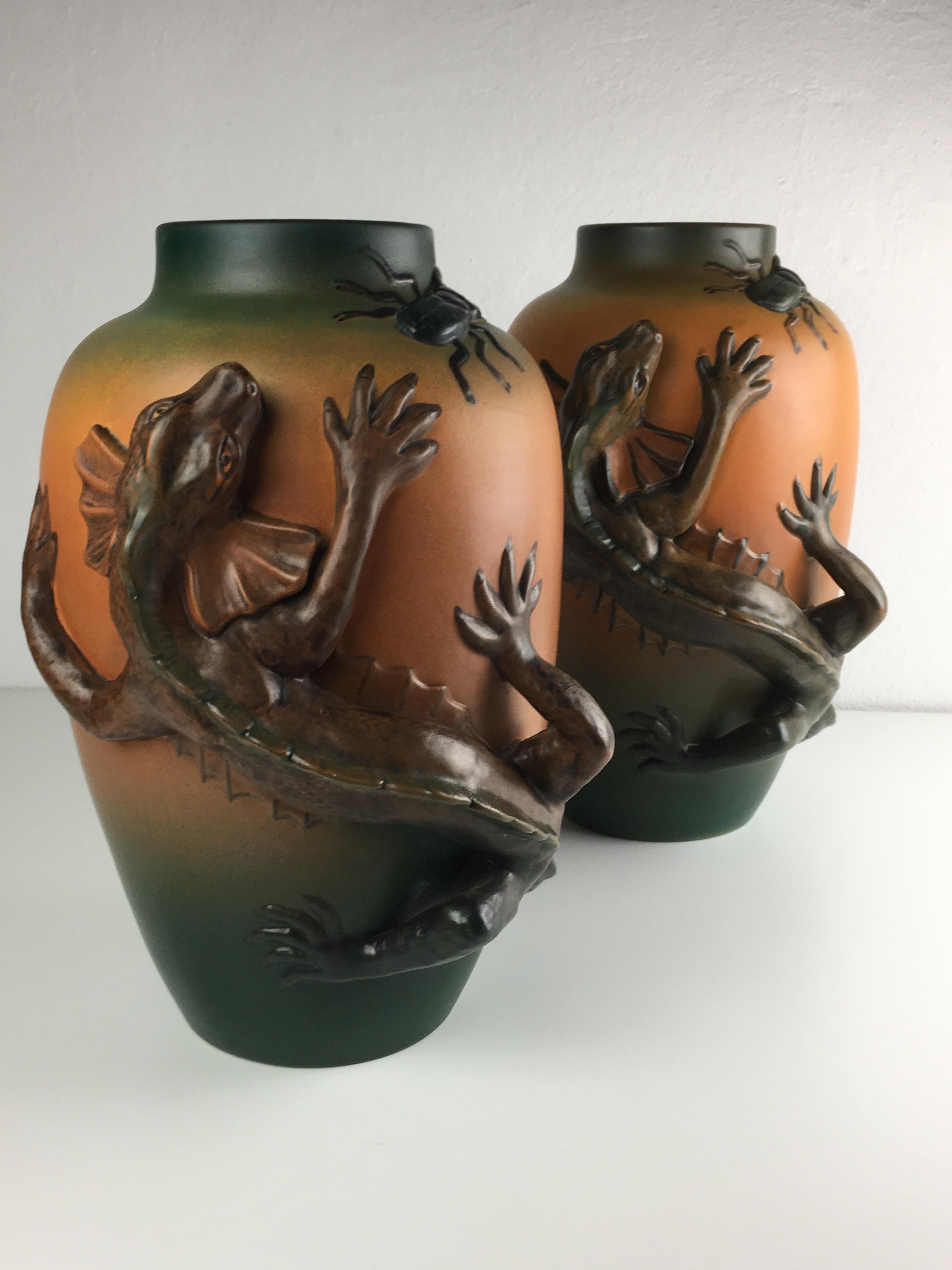 Rare ensemble de deux vases lézards Art Nouveau danois par Lauritz Jensen pour Ipsen Enke en 1899.

Les vases art nuveau présentent un lézard vivant très bien réalisé sur la face avant des vases, chassant un scarabée rampant sur le côté des vases ;