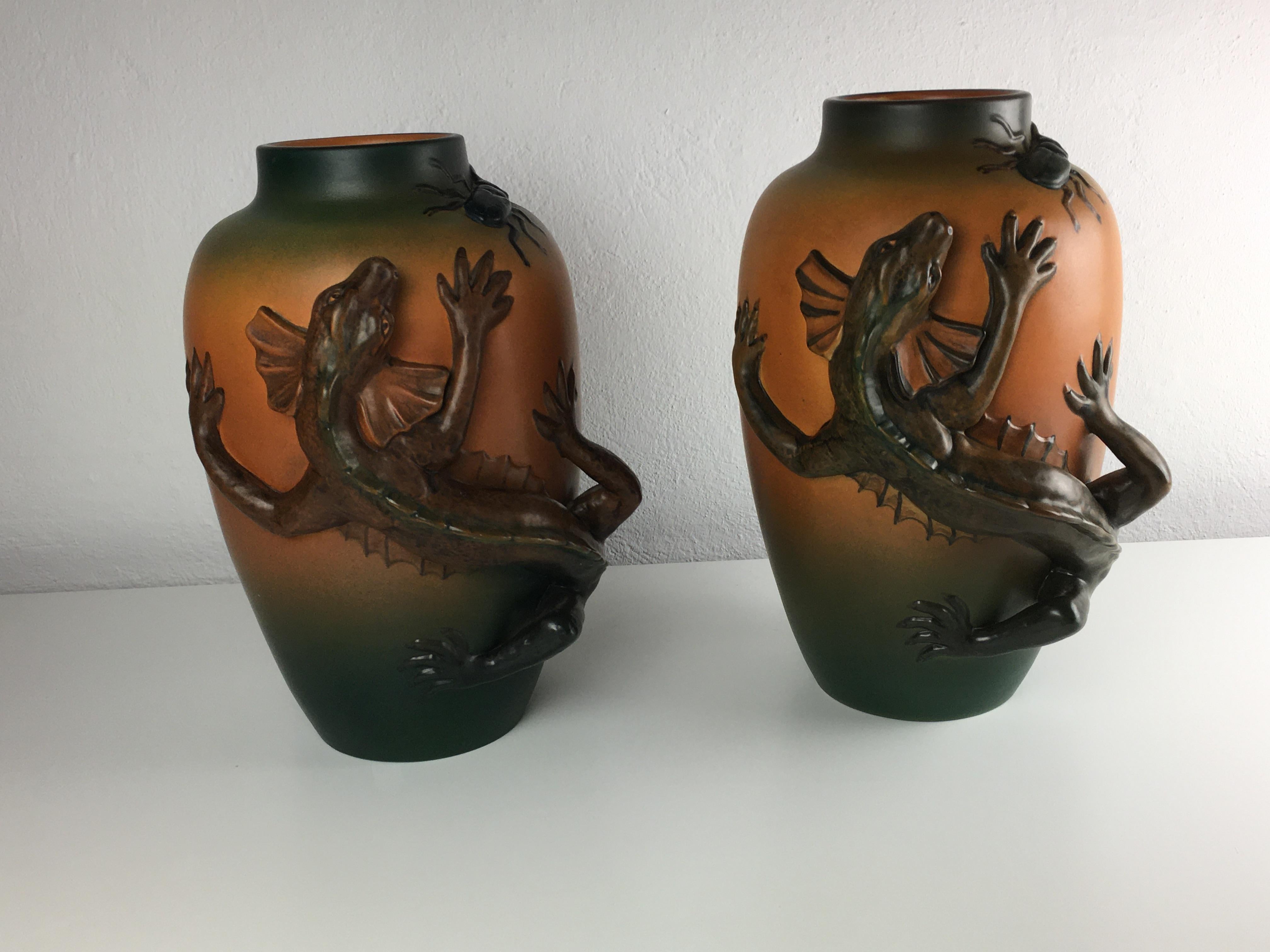 Art nouveau Ensemble de deux vases lézards Art Nouveau danois des années 1890 fabriqués à la main par P. Ipsens Enke en vente