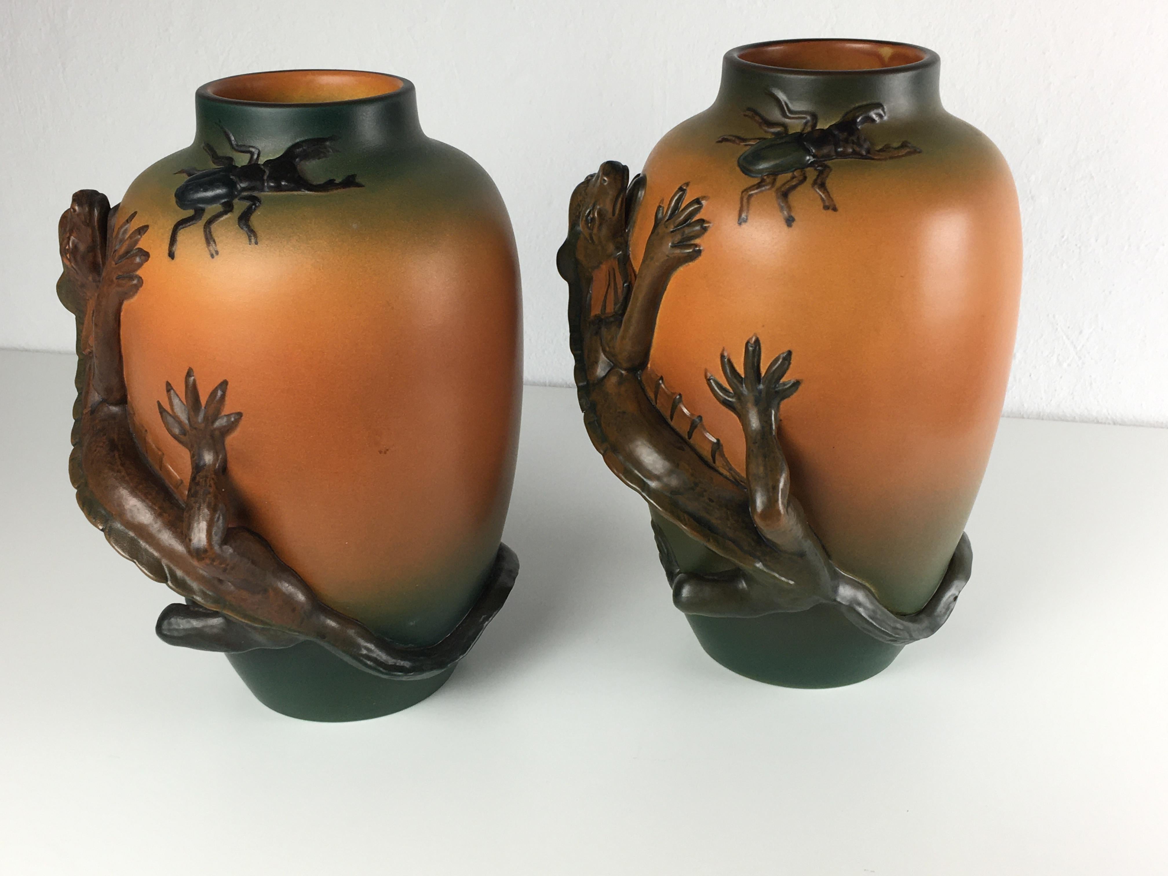 Danois Ensemble de deux vases lézards Art Nouveau danois des années 1890 fabriqués à la main par P. Ipsens Enke en vente