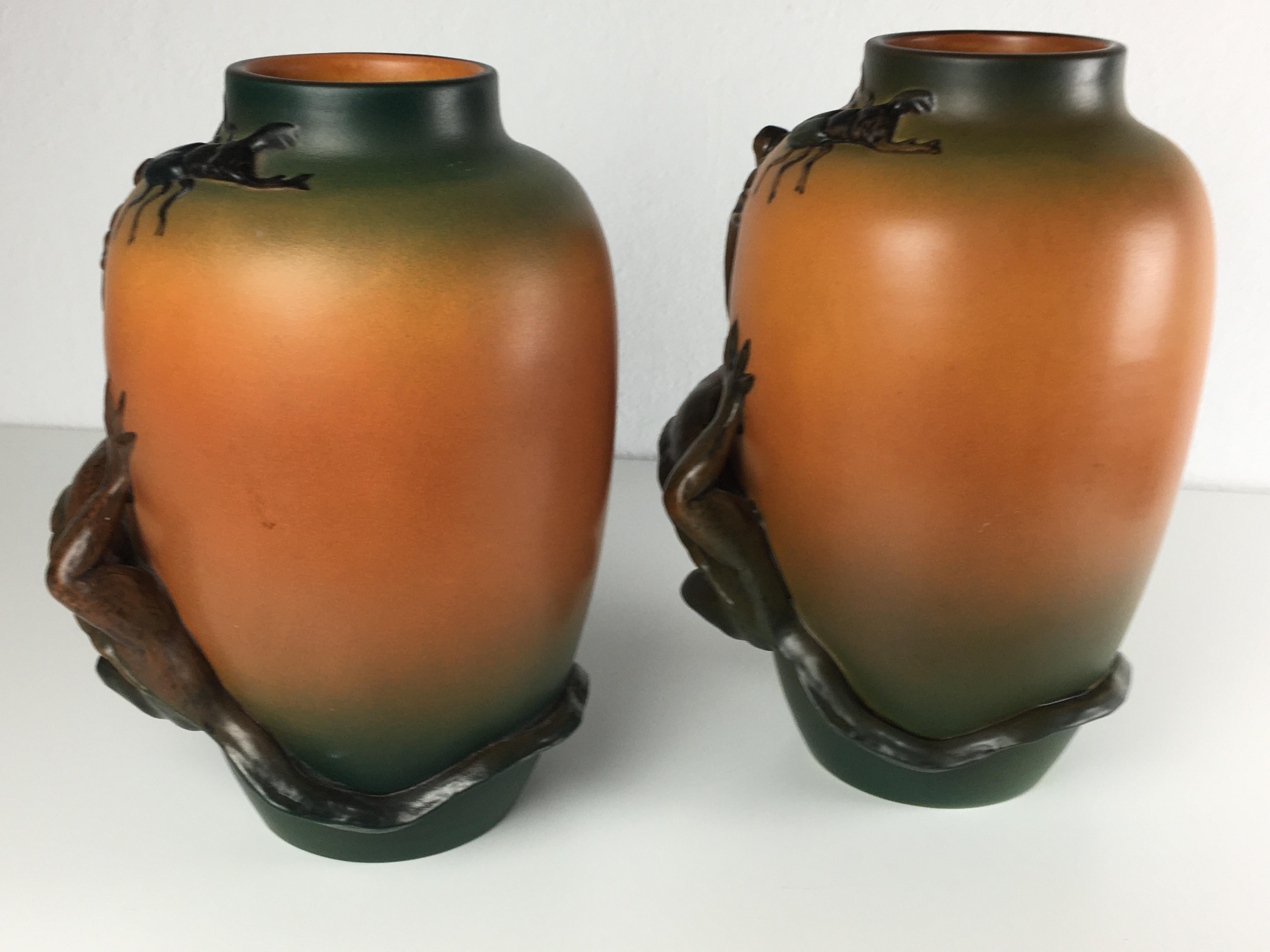 Fait main Ensemble de deux vases lézards Art Nouveau danois des années 1890 fabriqués à la main par P. Ipsens Enke en vente