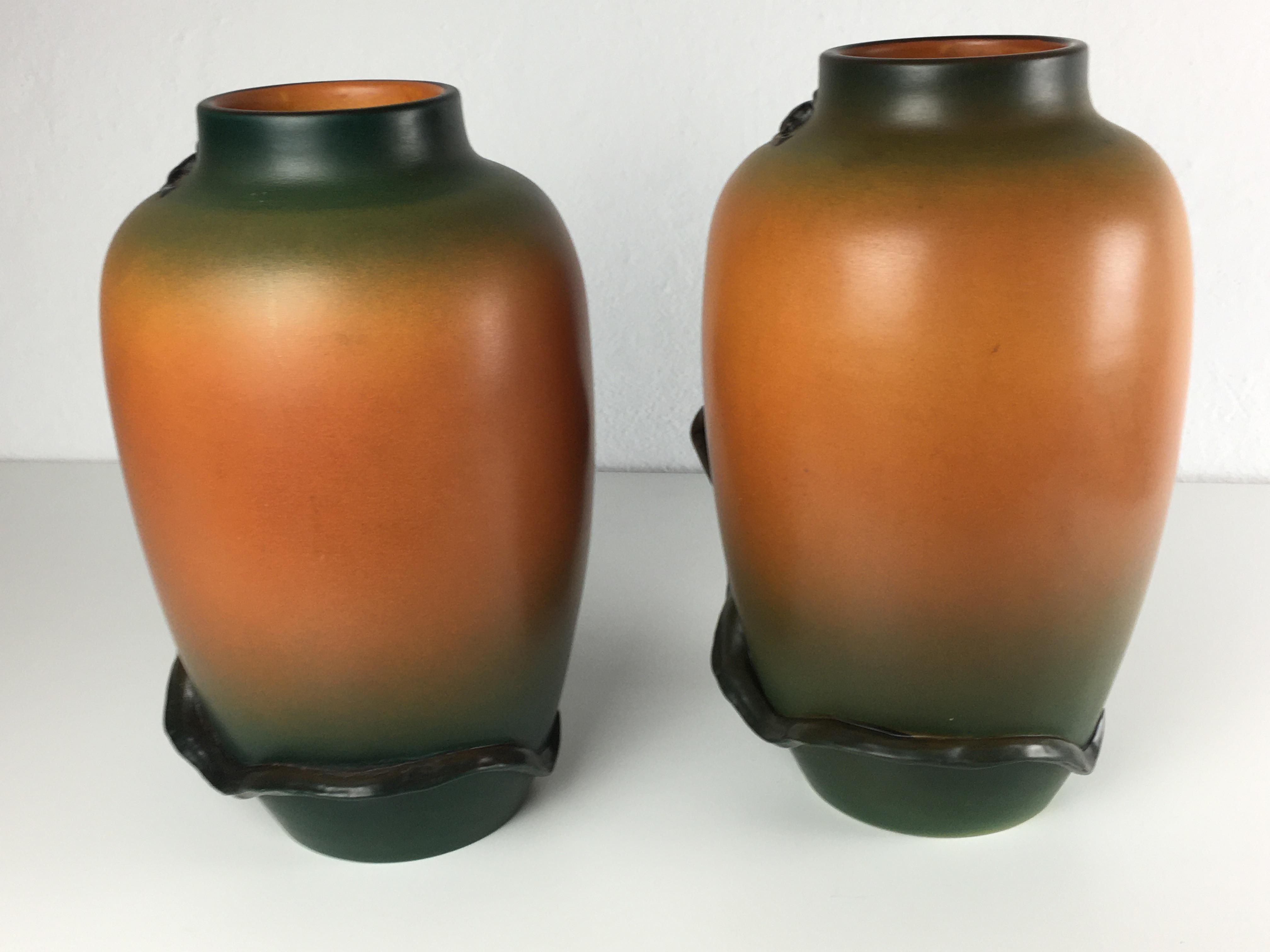 Ensemble de deux vases lézards Art Nouveau danois des années 1890 fabriqués à la main par P. Ipsens Enke Bon état - En vente à Knebel, DK