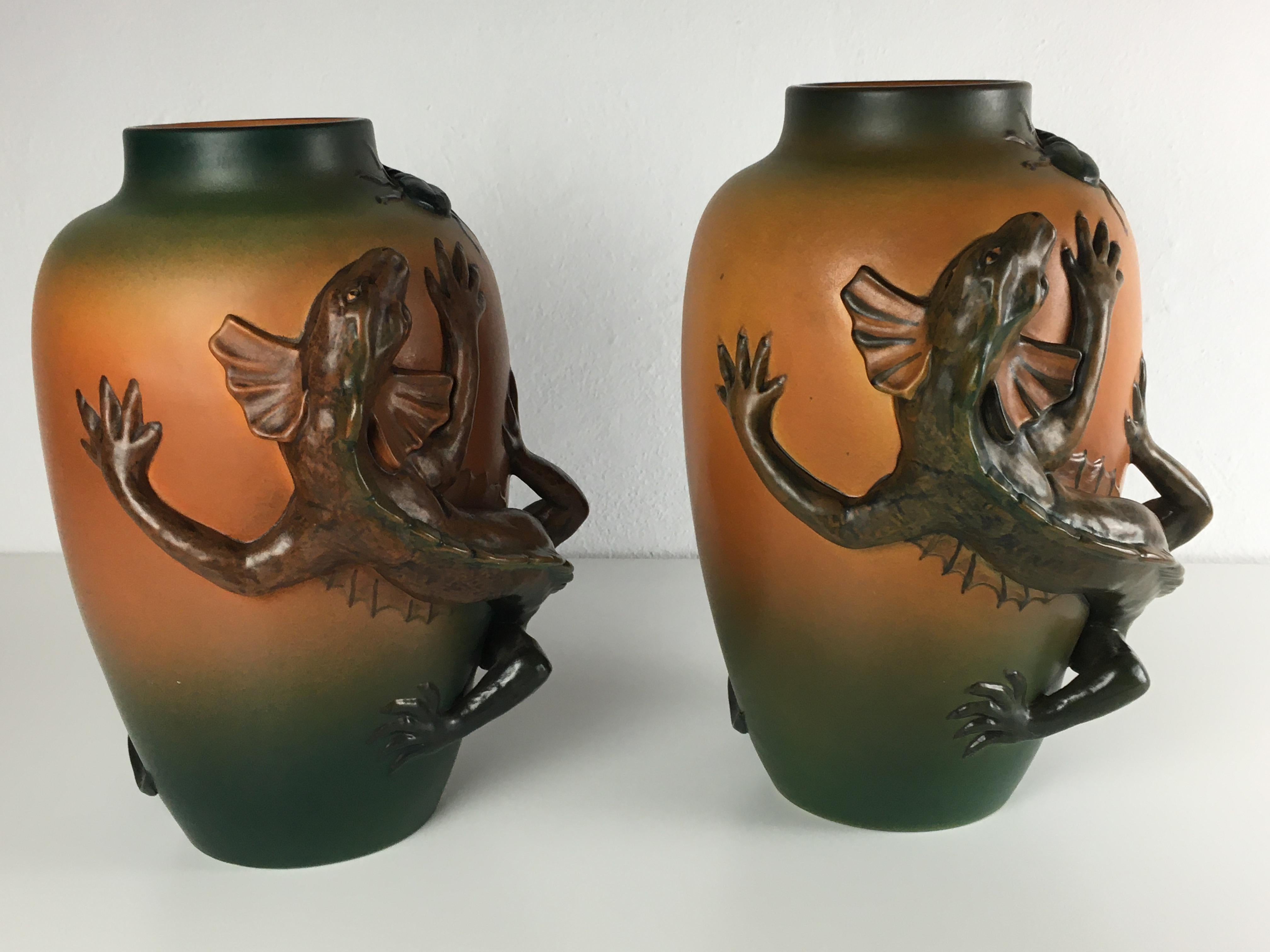 Céramique Ensemble de deux vases lézards Art Nouveau danois des années 1890 fabriqués à la main par P. Ipsens Enke en vente