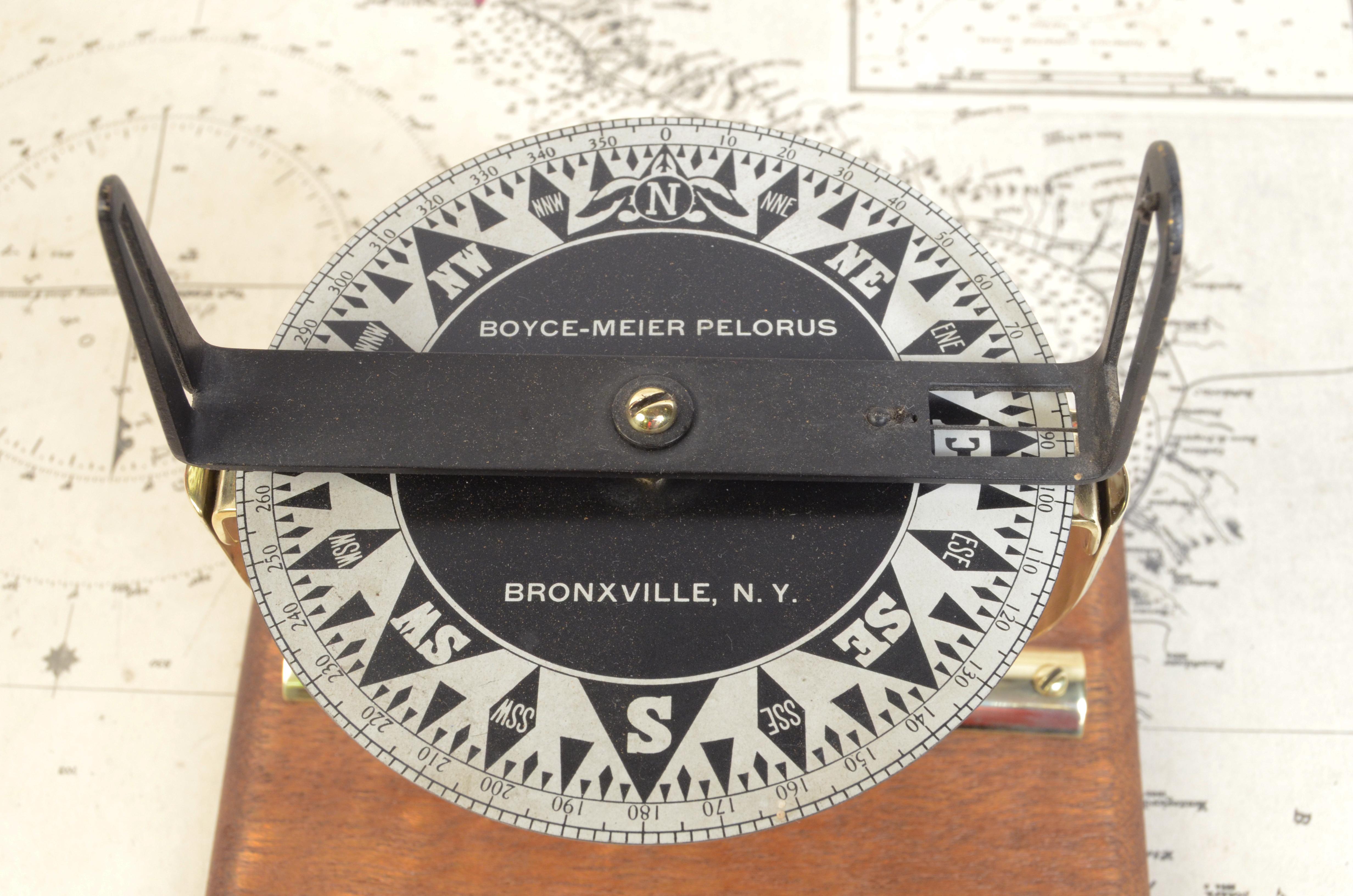 Antike kleine Messing Pelorus, unterzeichnet Boyce-Meyer Pelorus Bronxonville N.Y., in den späten des XIX Jahrhunderts gemacht. Es verfügt über ein Visiersystem mit einer Kompasskarte mit acht Windrichtungen und goniometrischem Kreis. Der Pelorus
