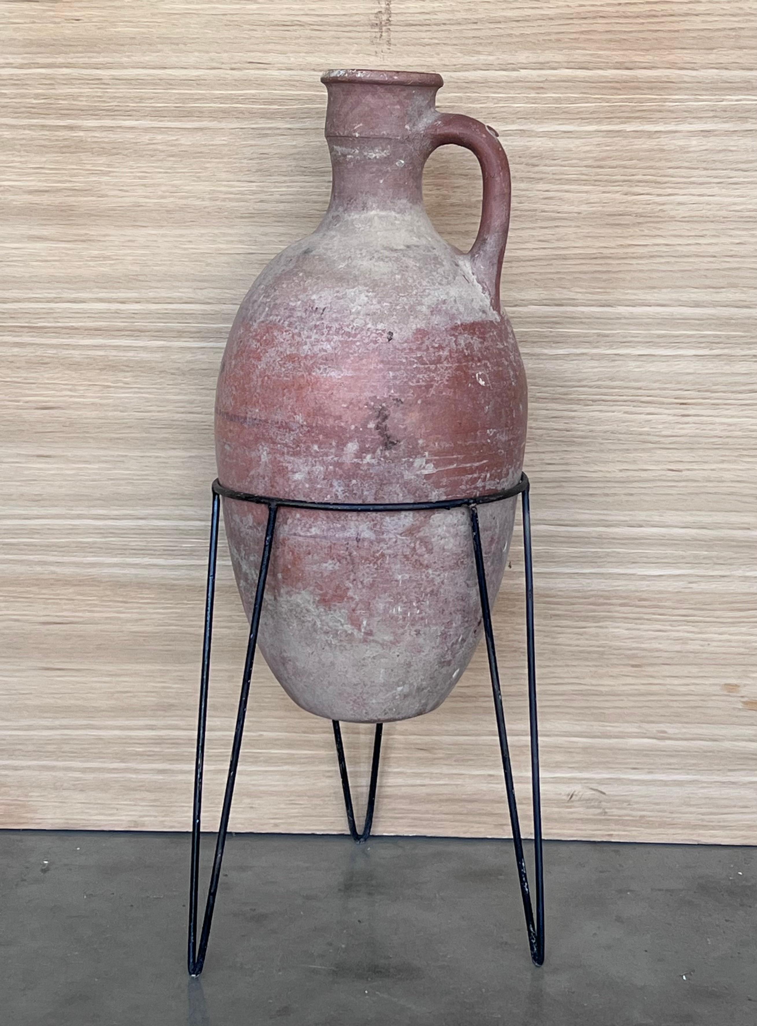 Barocco 1890 Vaso o anfora in terracotta con manico e supporto in metallo in vendita