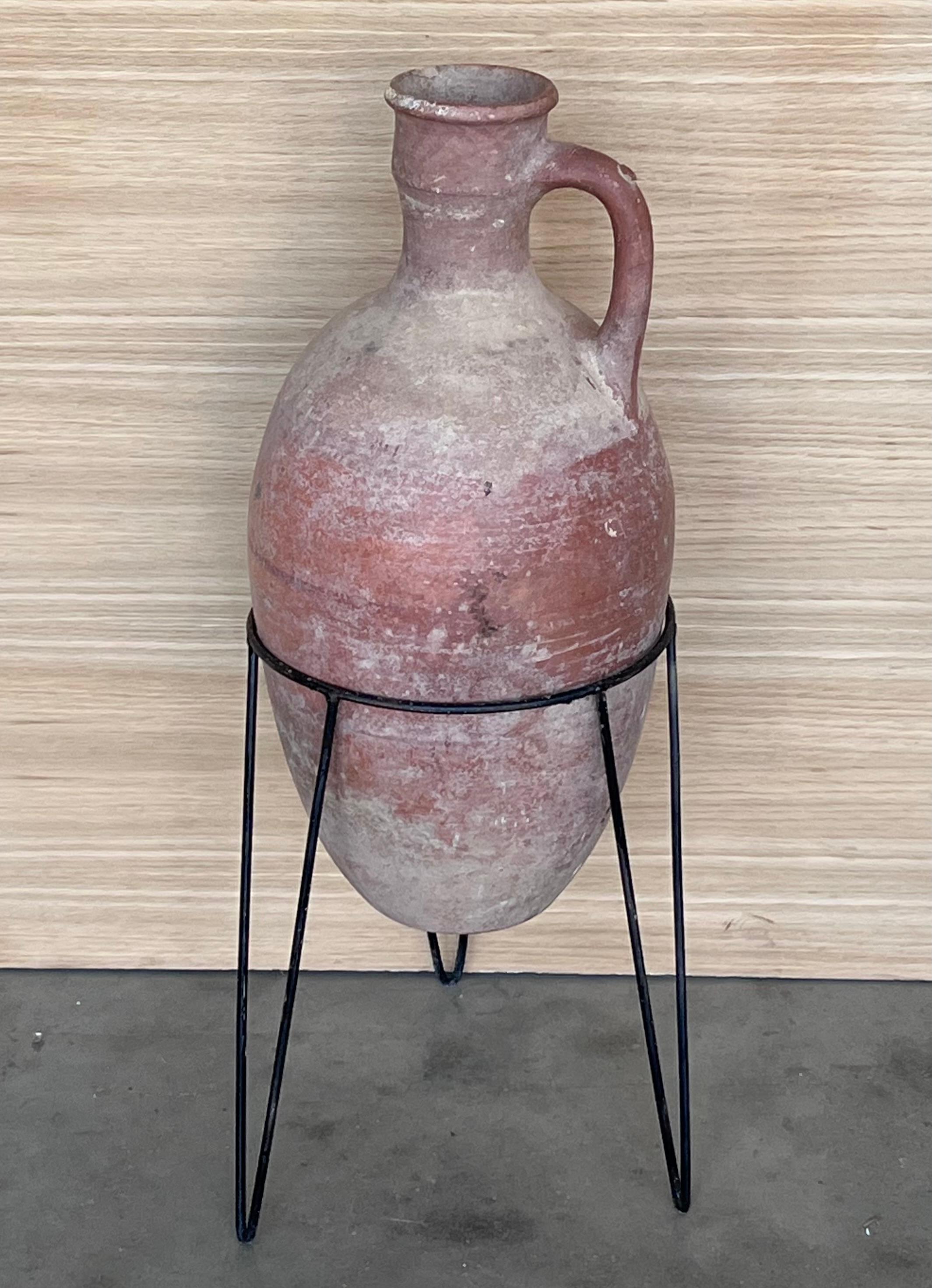 Spagnolo 1890 Vaso o anfora in terracotta con manico e supporto in metallo in vendita