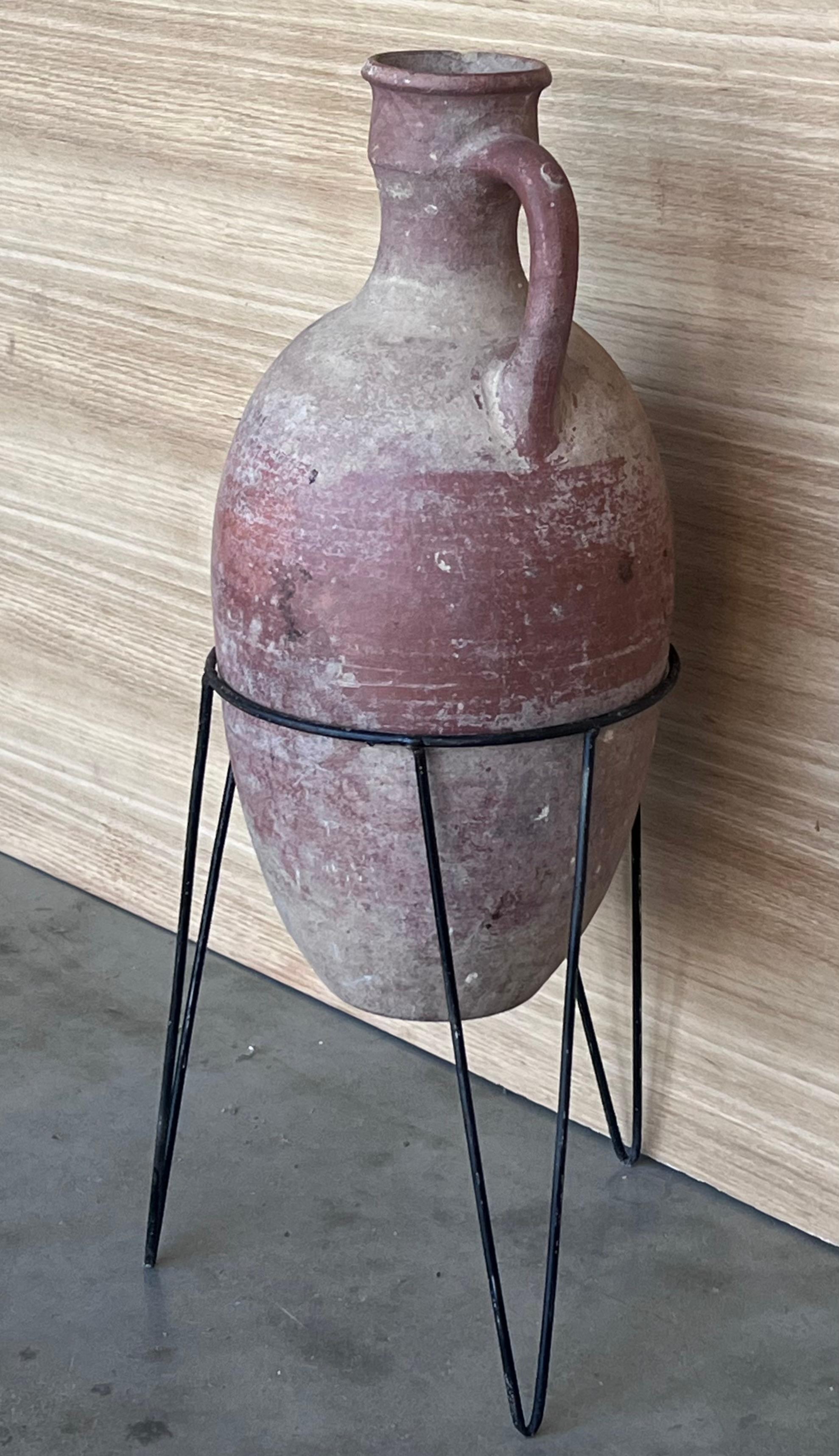 XIX secolo 1890 Vaso o anfora in terracotta con manico e supporto in metallo in vendita