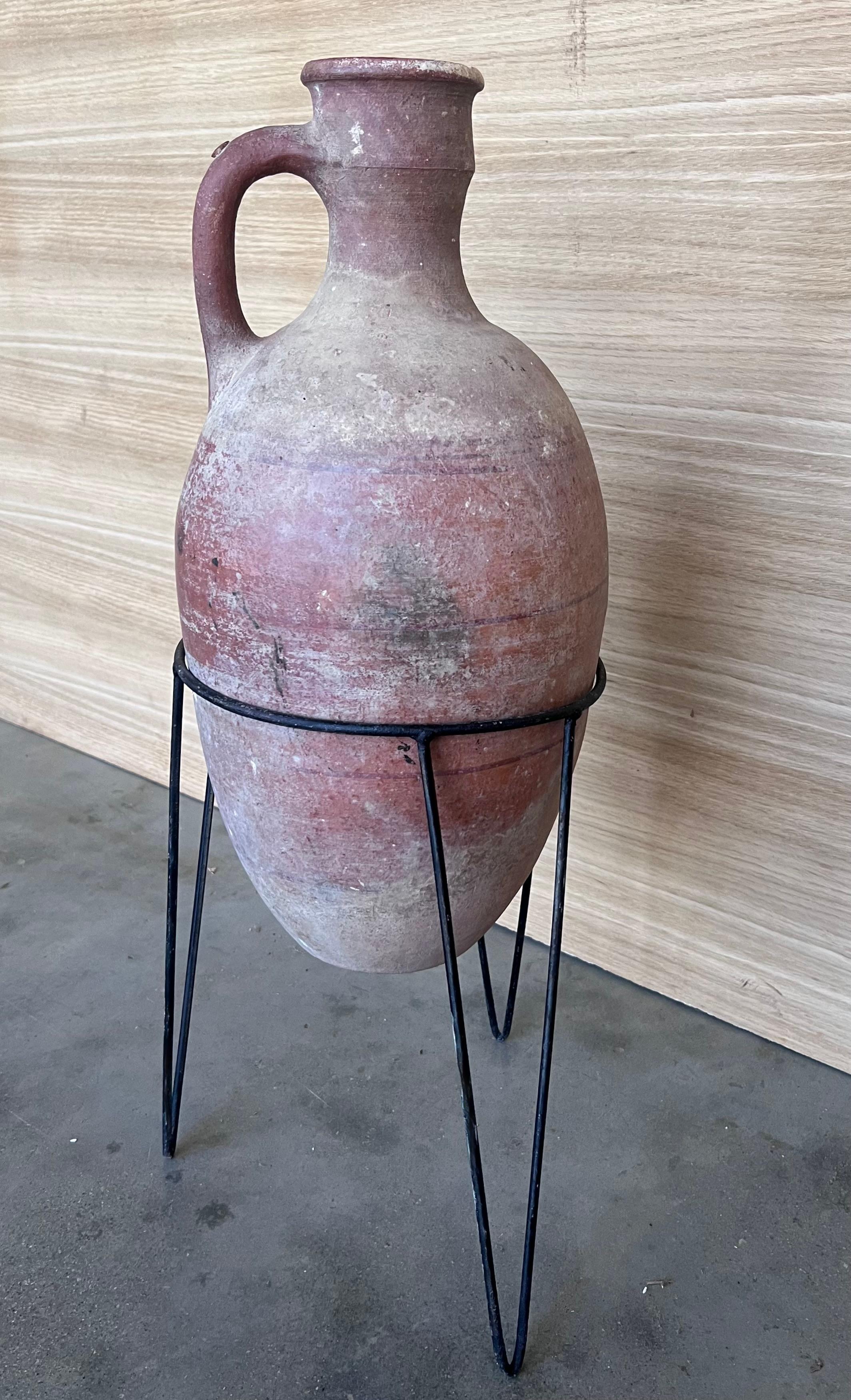 Terracotta 1890 Vaso o anfora in terracotta con manico e supporto in metallo in vendita