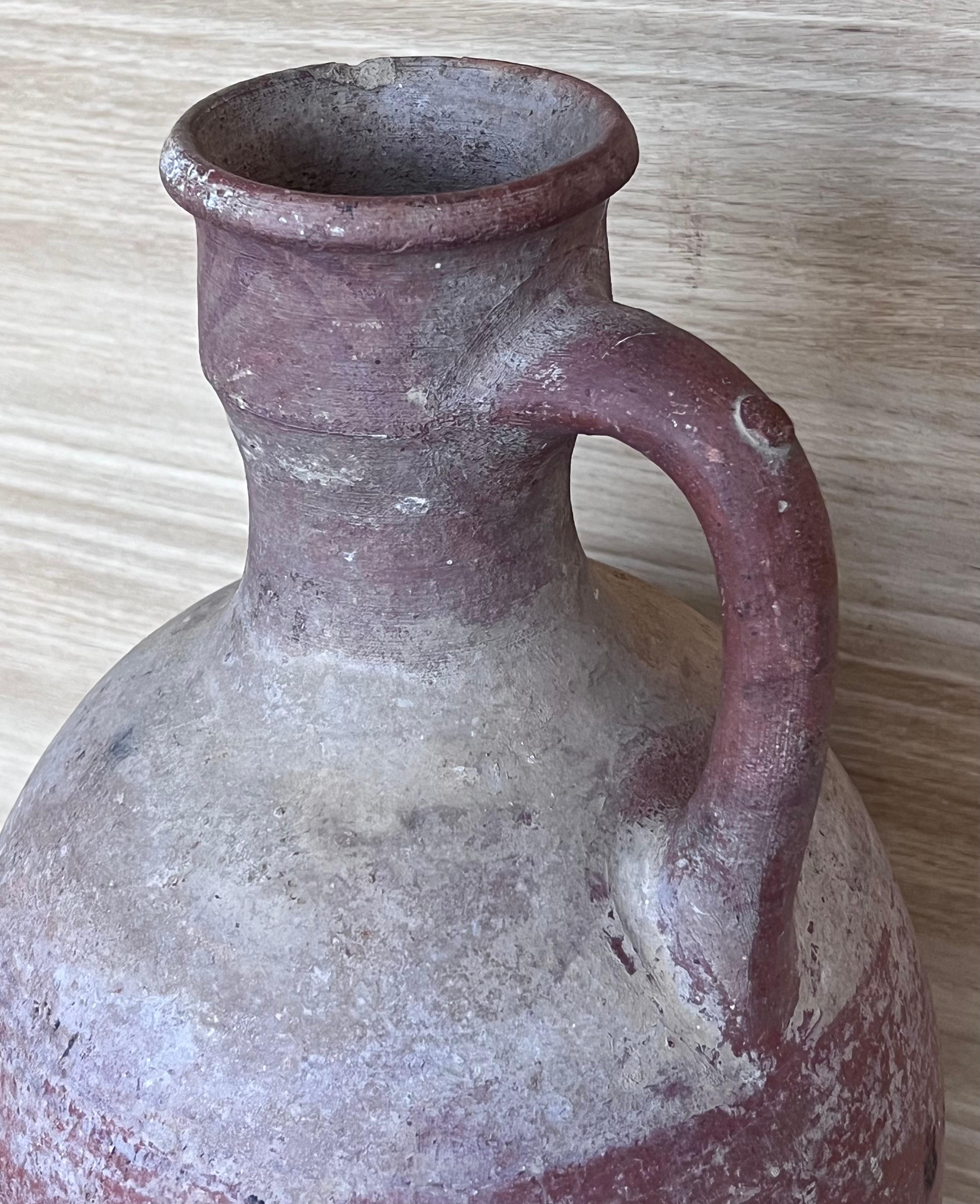 1890 Vaso o anfora in terracotta con manico e supporto in metallo in vendita 1