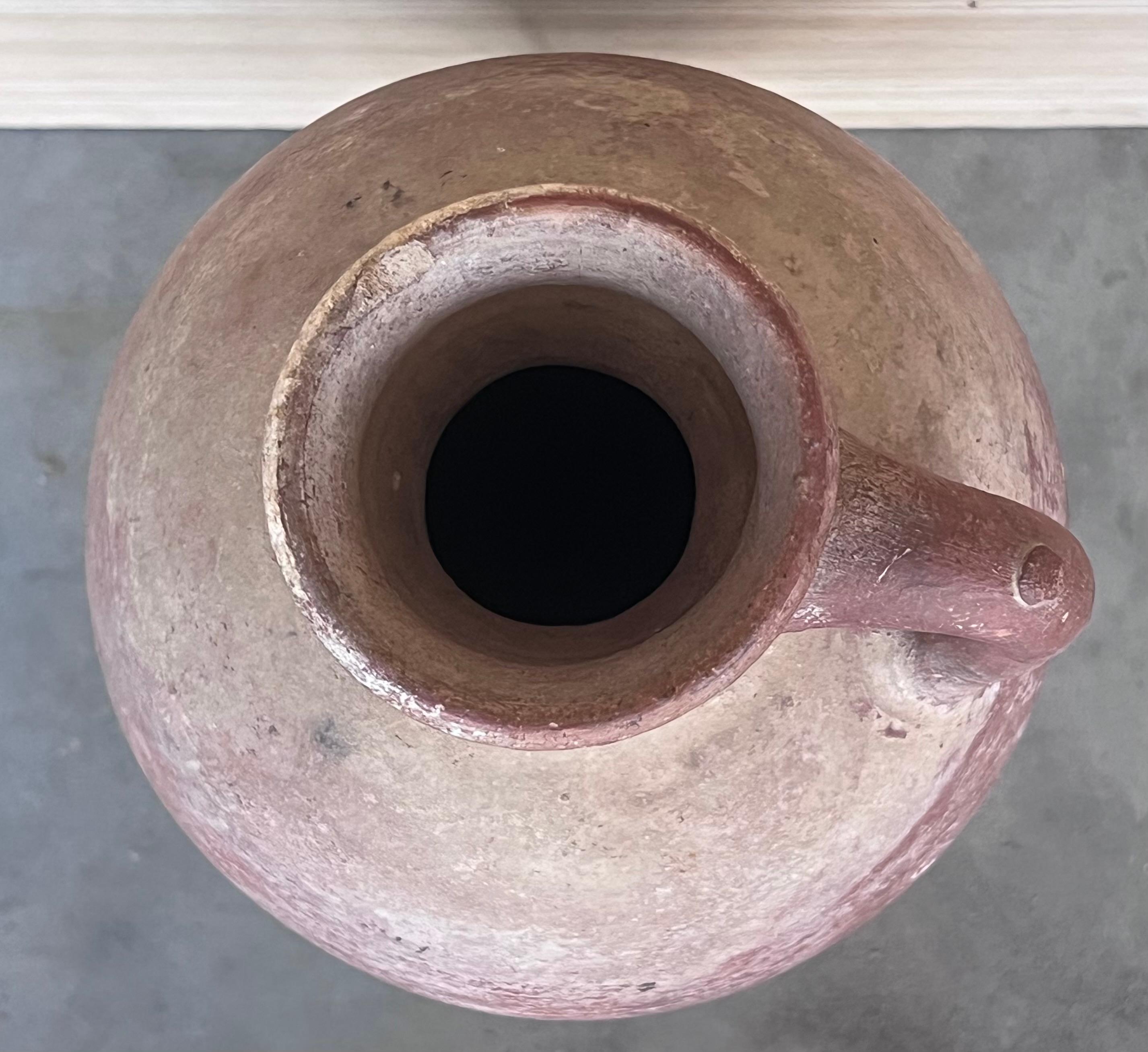 1890 Vaso o anfora in terracotta con manico e supporto in metallo in vendita 2