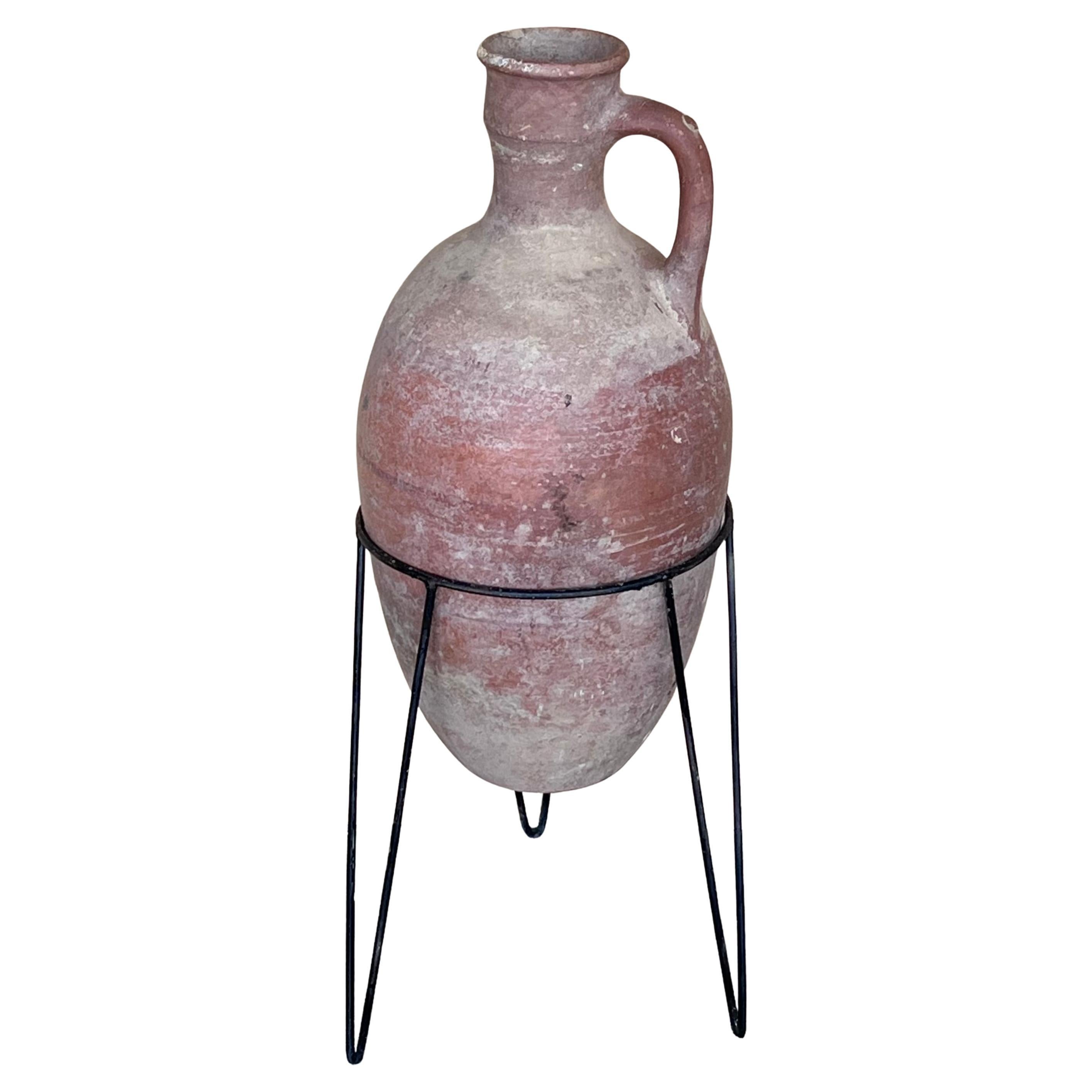 1890 Jarrón o ánfora de terracota con asa y soporte metálico