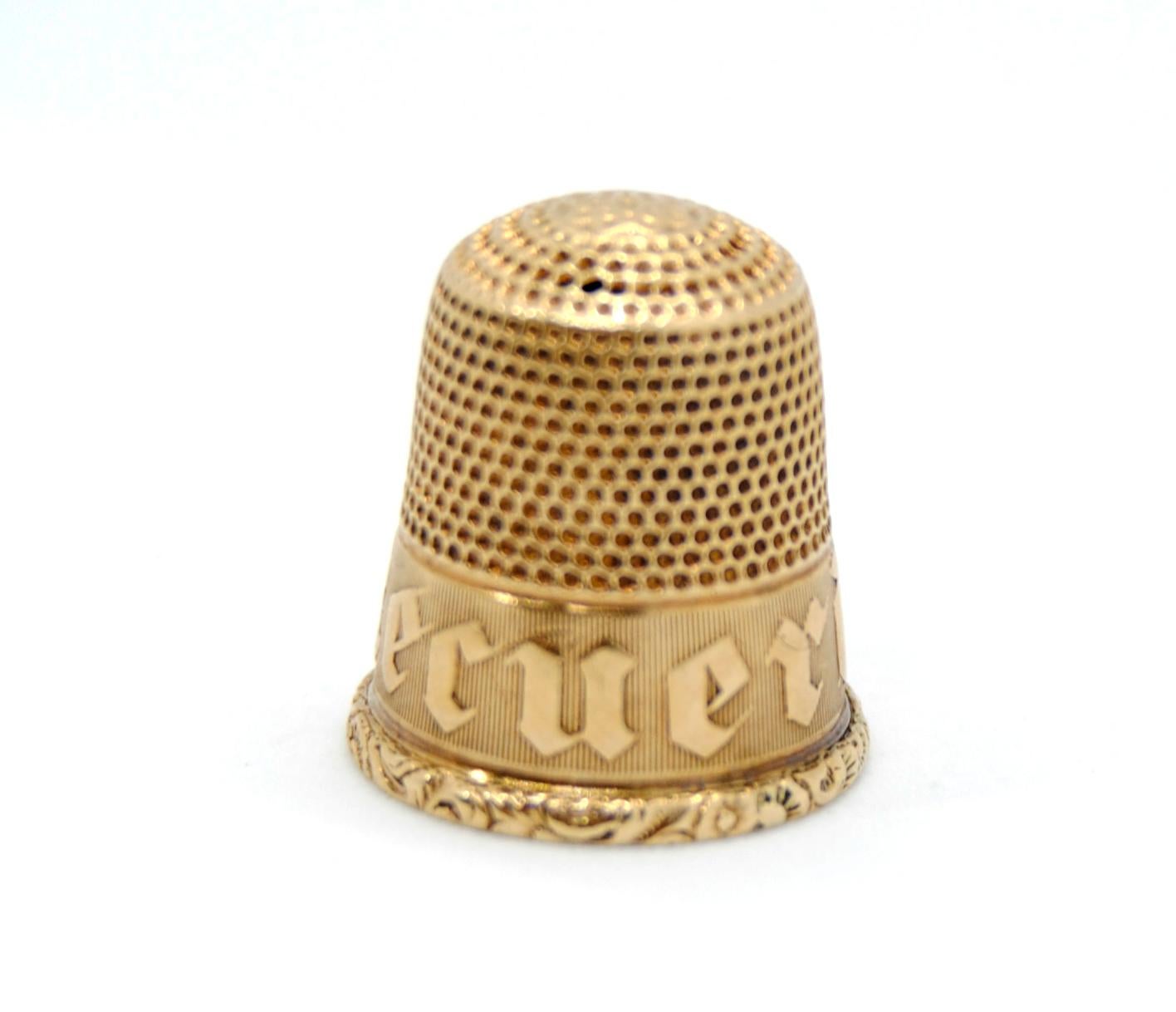 Fine antique thimble  crafted in 14 ct yellow gold.
The thimble has a pitted crown and a ribbed, polka dot design around the main body.
The rim of this Victorian thimble has engraved * RECUERDO* meaning *For Memory*  in Spanish 

