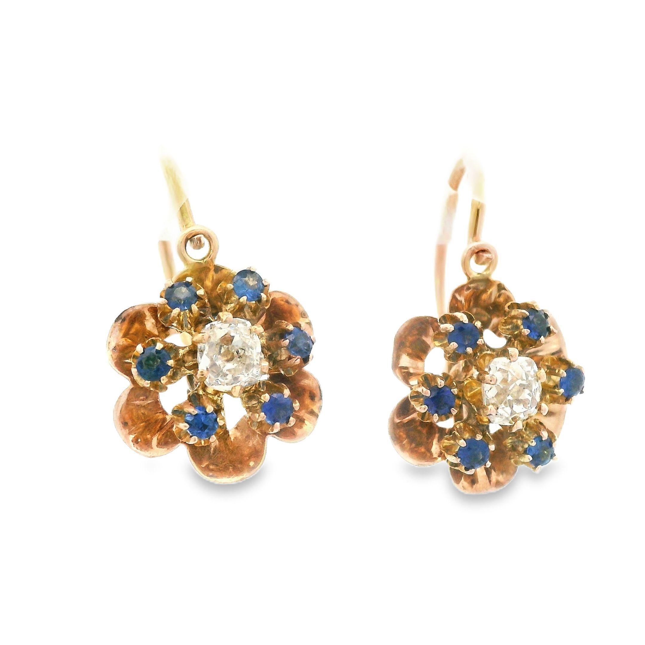 Si tratta di un paio di orecchini vittoriani a goccia con fiore del 1890, realizzati in morbido oro rosa 14 carati, con diamanti scintillanti e ricchi zaffiri blu. I toni dell'oro rosa e dello zaffiro blu si abbinano meravigliosamente e creano una