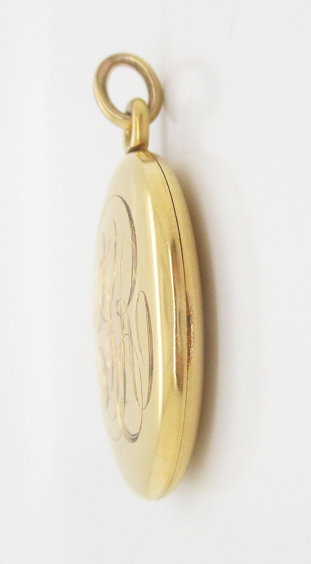 Médaillon victorien en or jaune 14 carats avec monogramme, 1890 en vente 1
