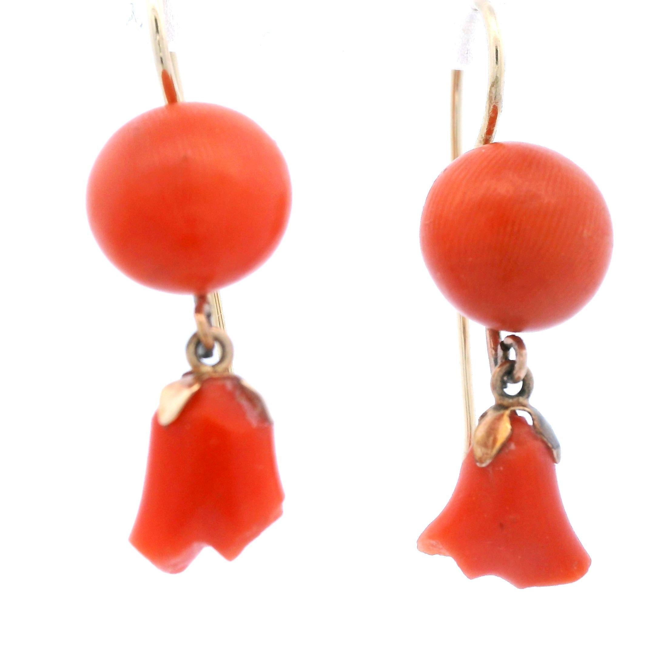 1890 Victorian 14k Yellow Gold Natural Coral Floral Earrings In Good Condition For Sale In Lexington, KY