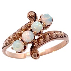 viktorianischer Opalring aus 14 Karat Gelbgold mit weißem Opal