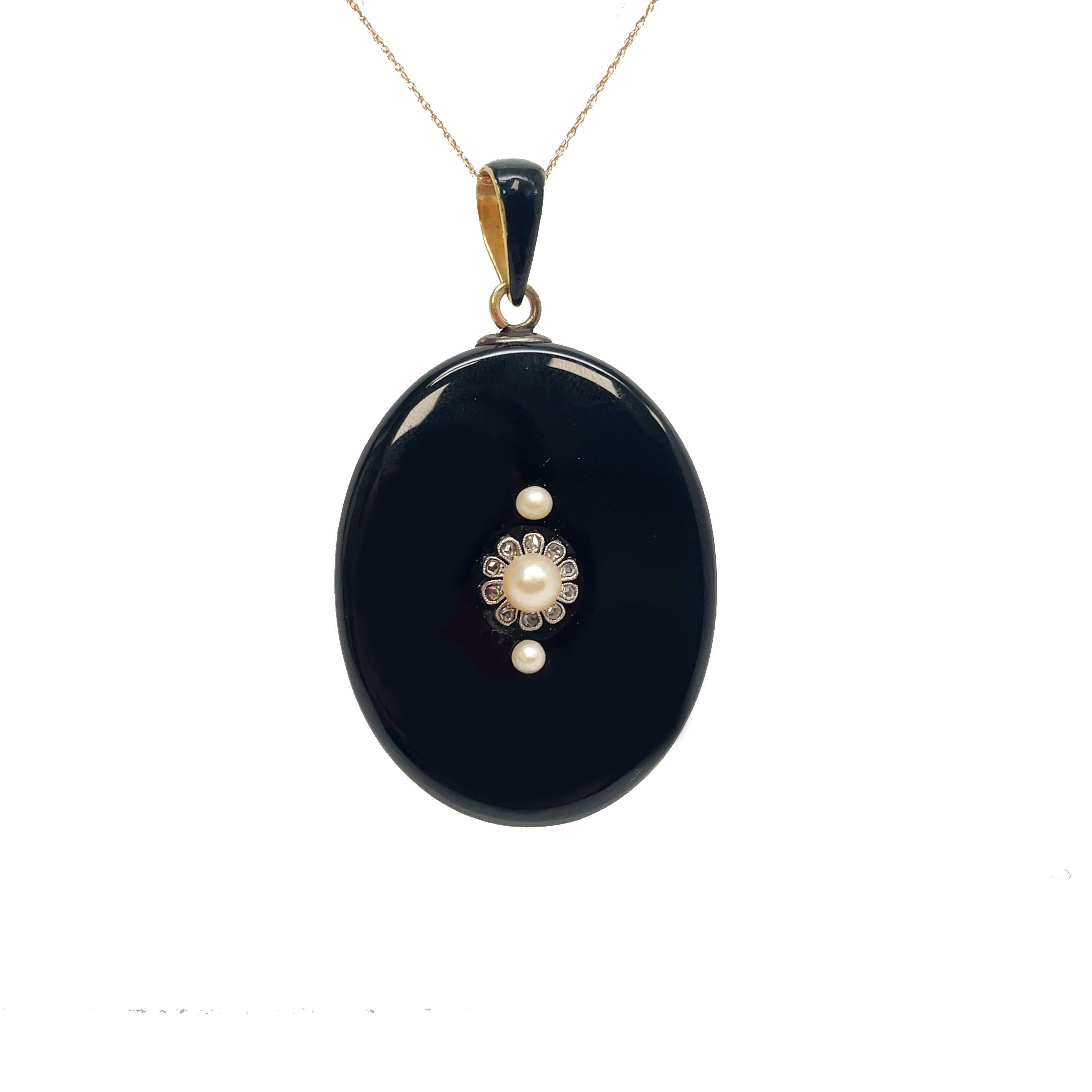 1890 Médaillon victorien en diamant et perle en onyx noir en vente 1