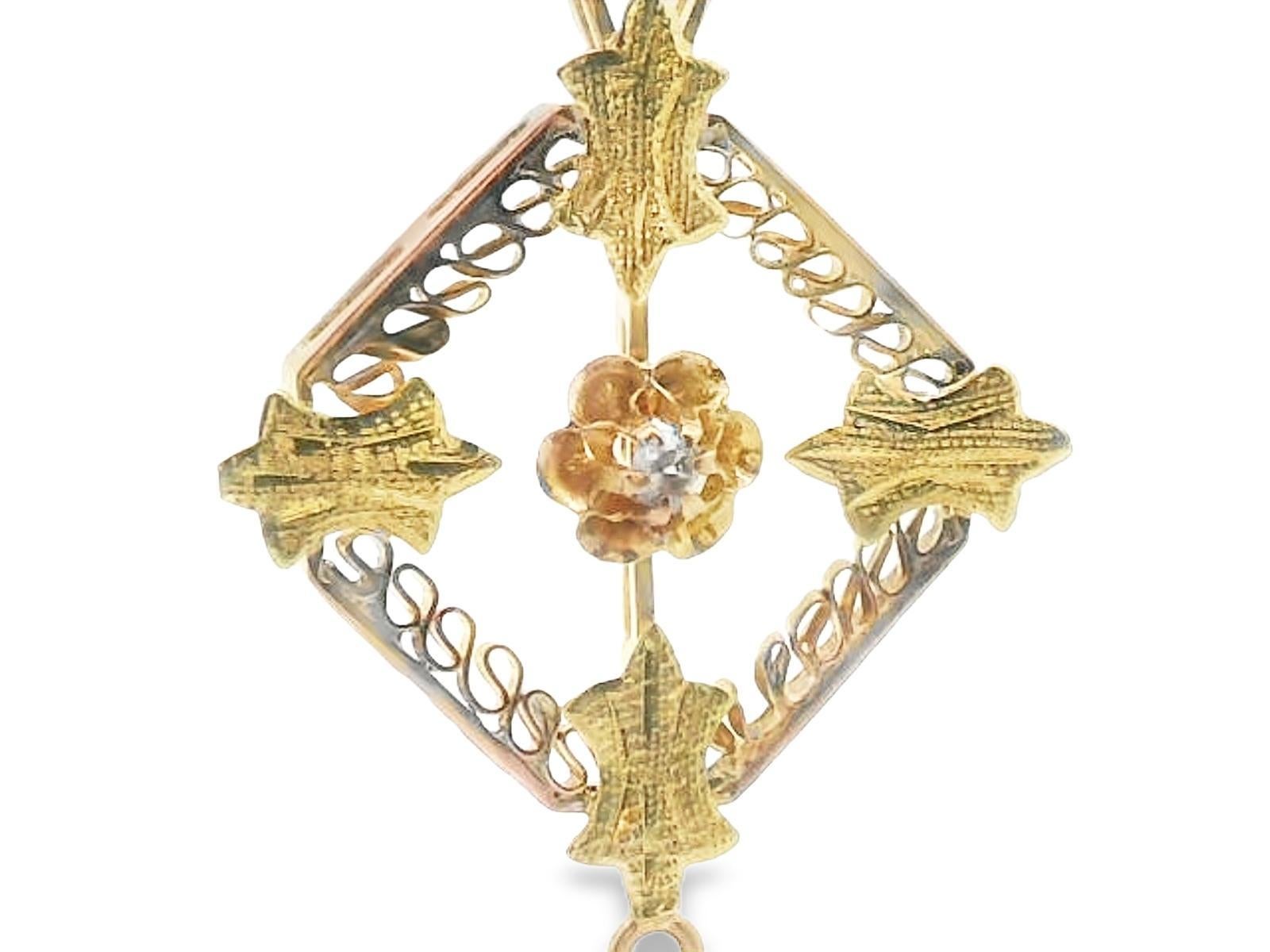 Ciondolo vittoriano del 1890 con perle e diamanti bicolore a 14 carati con motivo floreale in vendita 1