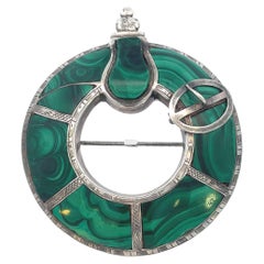 Rare épingle victorienne en argent sterling avec malachite écossaise de type Kilt, 1890