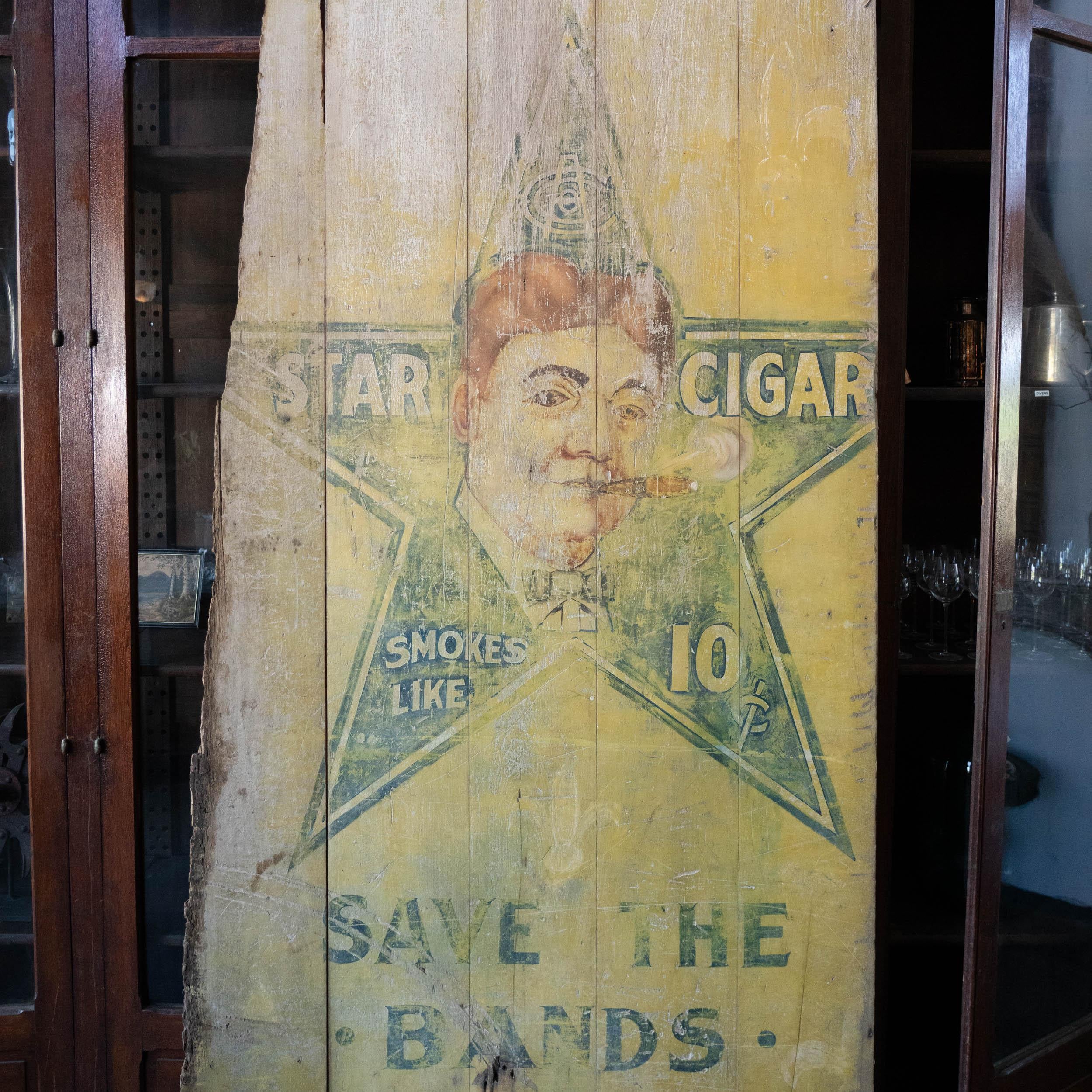 Une grande publicité en bois massif peinte à la main, unique en son genre, datant de la fin du 19e siècle.  signe de cigare . Cette pièce a été trouvée dans un box pour chevaux à Townes, au Texas, et on pense qu'elle se trouvait autrefois sur le mur