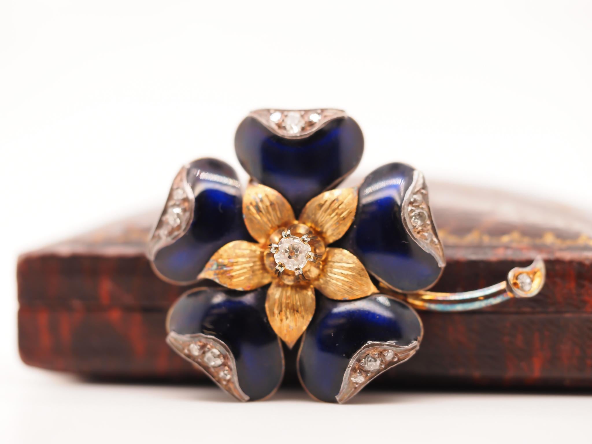 Item Details:
Metal Type: 18K Yellow Gold [Hallmarked, and Tested]
Weight: 12.8 grams
Diamond Details: .50ct total weight, old mine brilliant cut, natural diamonds, G Color, VS Clarity
Pin Measurements:
Diameter: 1.60 inches long
Condition: