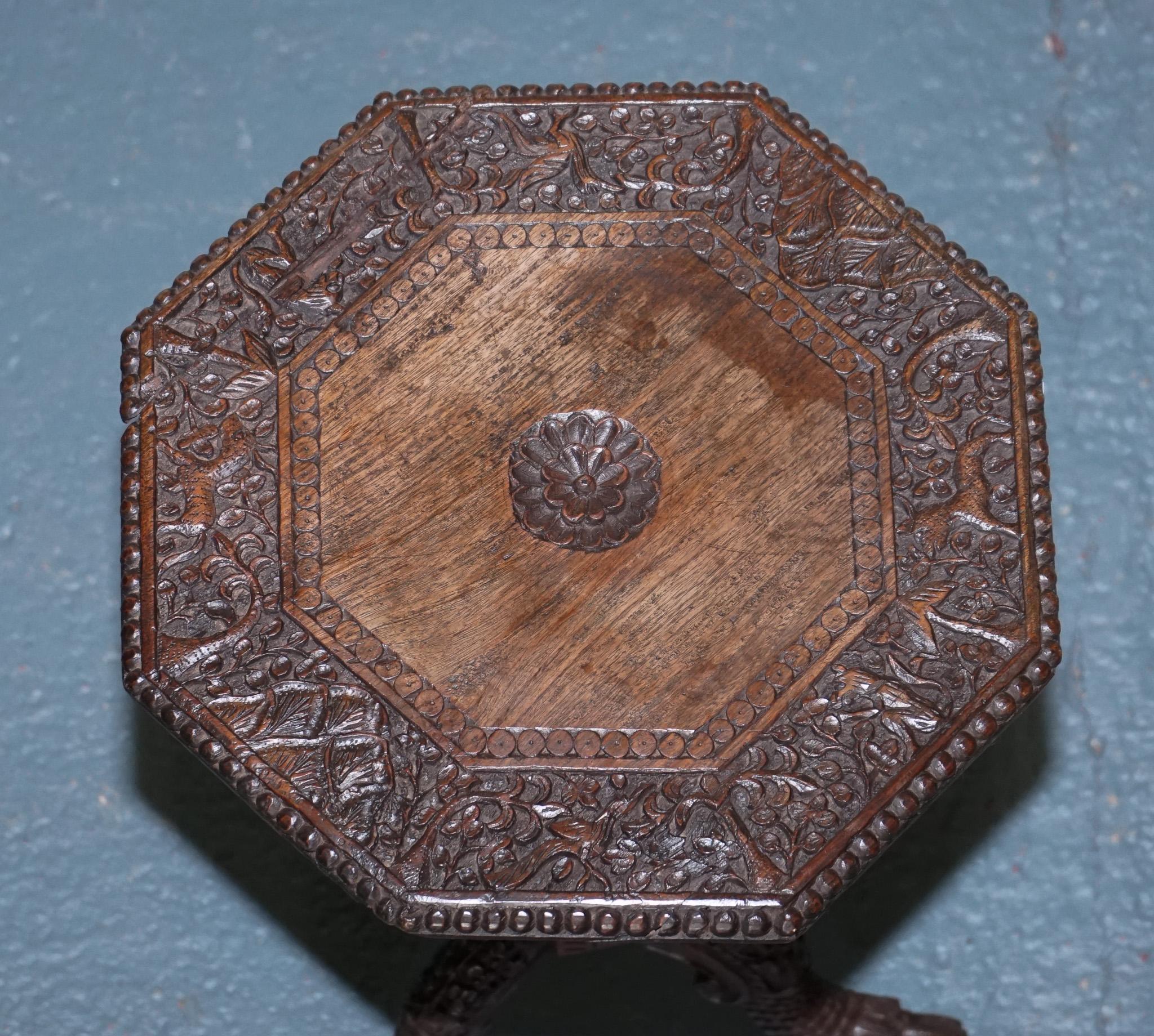 Britannico TAVOLO OCTAGONALE ANGLO INDIANO DEL 1890 intagliato a mano BASE DI DRAGONE MITICO CINESE in vendita