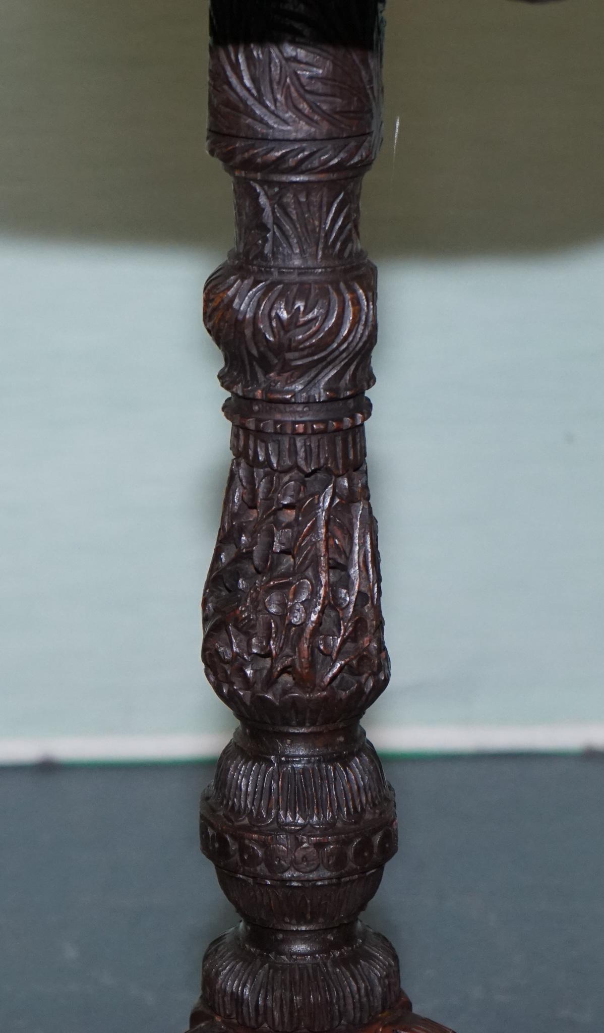 Fatto a mano TAVOLO OCTAGONALE ANGLO INDIANO DEL 1890 intagliato a mano BASE DI DRAGONE MITICO CINESE in vendita