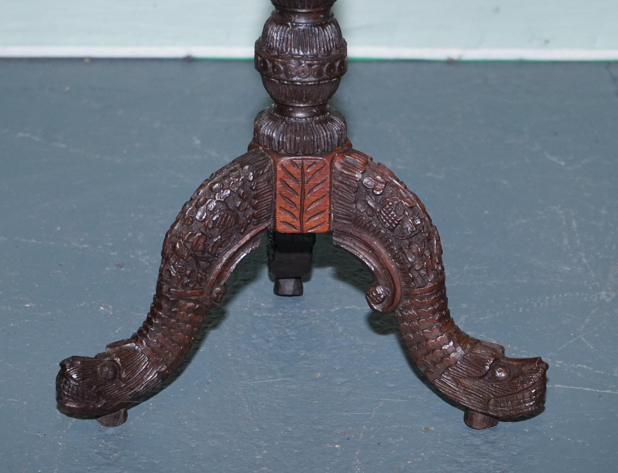 Teak TAVOLO OCTAGONALE ANGLO INDIANO DEL 1890 intagliato a mano BASE DI DRAGONE MITICO CINESE in vendita