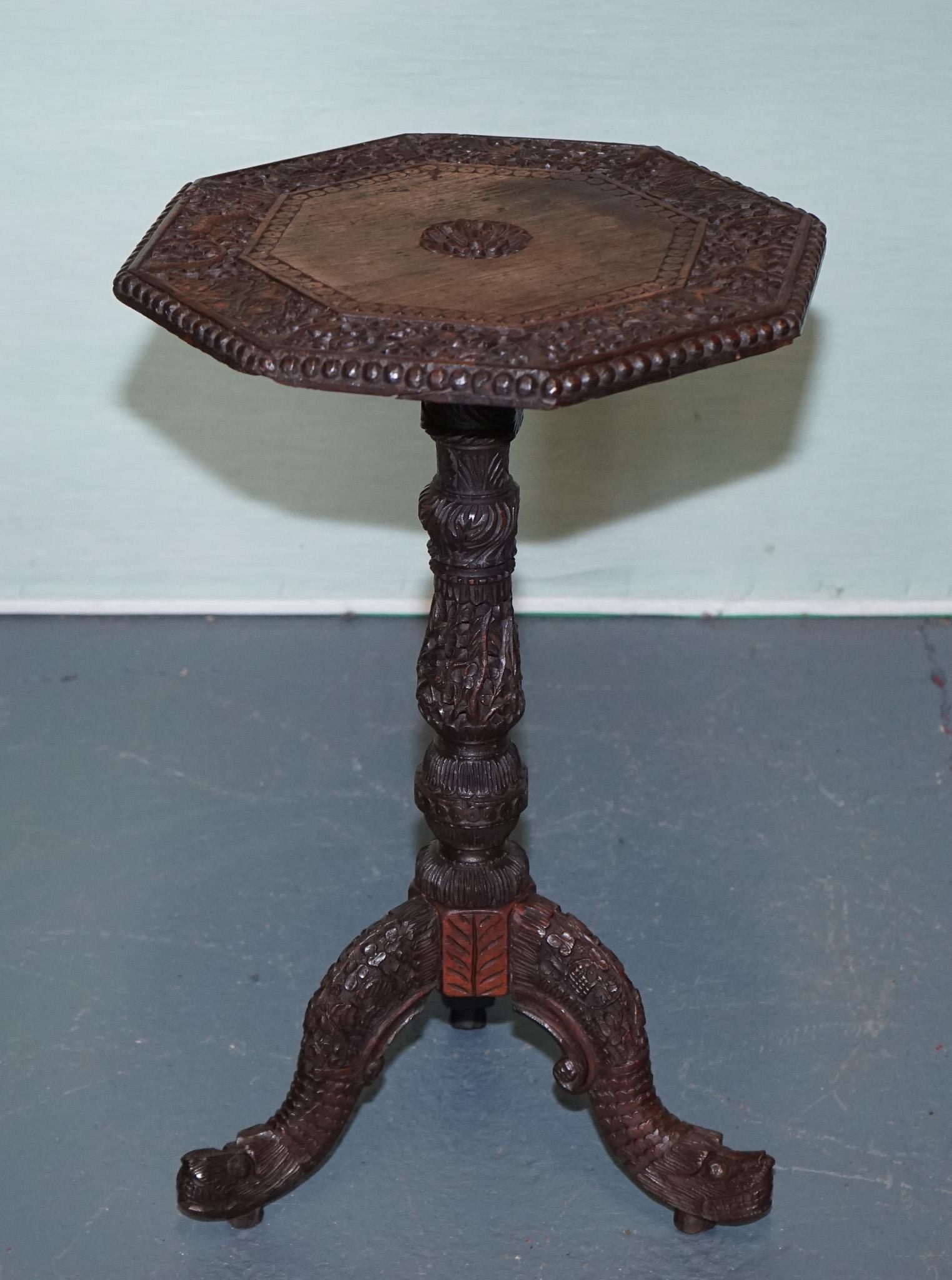 TAVOLO OCTAGONALE ANGLO INDIANO DEL 1890 intagliato a mano BASE DI DRAGONE MITICO CINESE in vendita 1