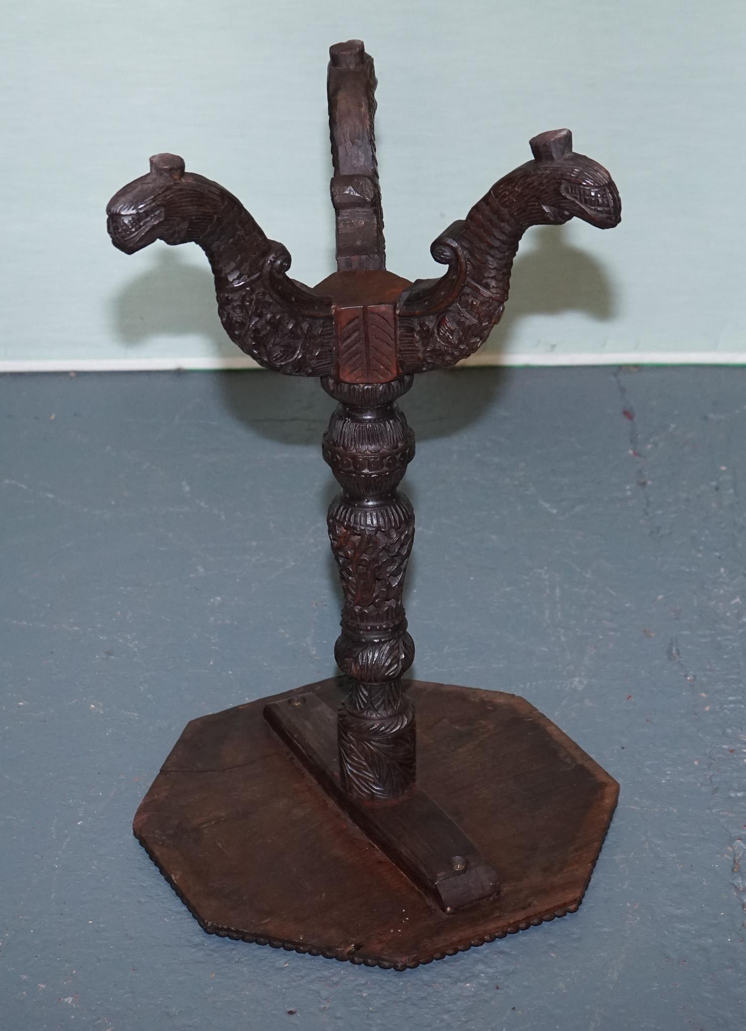 TAVOLO OCTAGONALE ANGLO INDIANO DEL 1890 intagliato a mano BASE DI DRAGONE MITICO CINESE in vendita 2