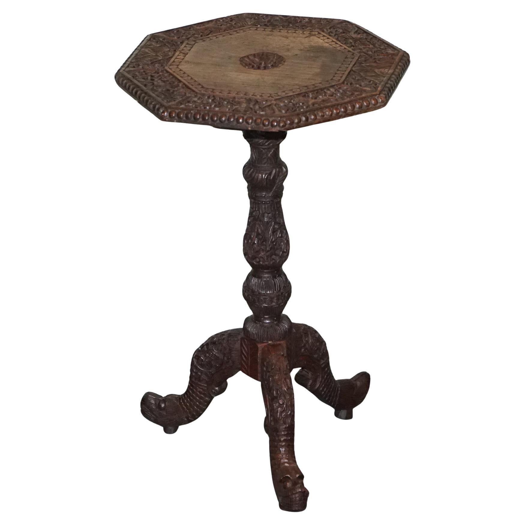 TAVOLO OCTAGONALE ANGLO INDIANO DEL 1890 intagliato a mano BASE DI DRAGONE MITICO CINESE in vendita