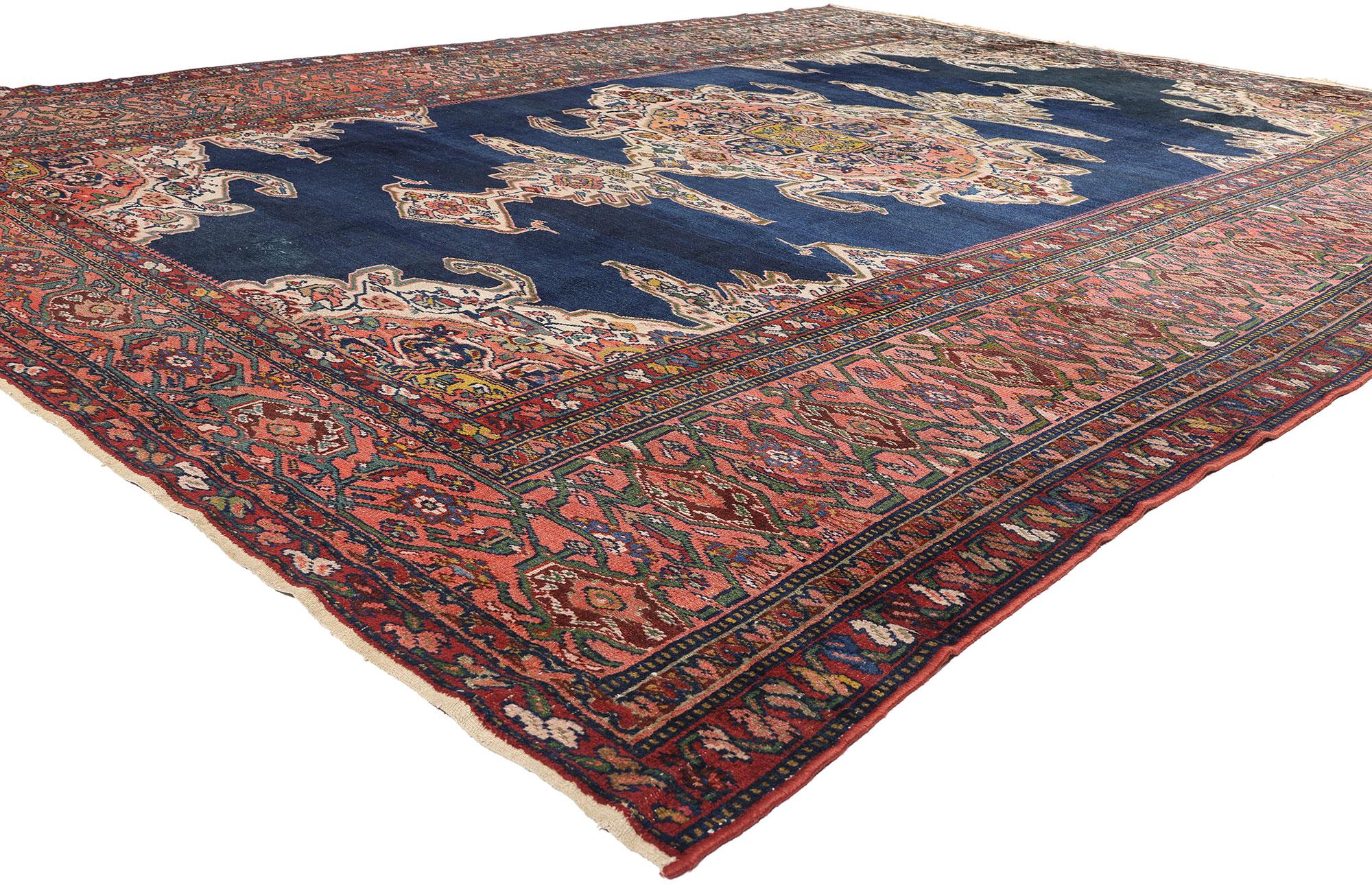 90026 Antiker persischer Hamadan-Teppich, 11'09 x 15'07. Dieser bezaubernde antike persische Hamadan-Teppich ist ein atemberaubendes Meisterwerk, das die Essenz der traditionellen persischen Handwerkskunst einfängt. Das zentrale Medaillon Grandeur