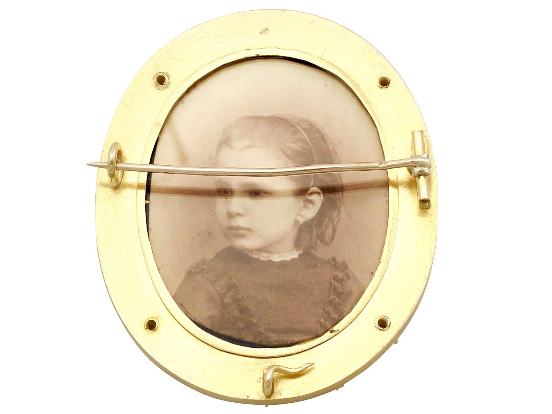 1890, Antiquités, Broche en émail et perles de rocaille 1,10 carat rubis et or jaune Unisexe en vente
