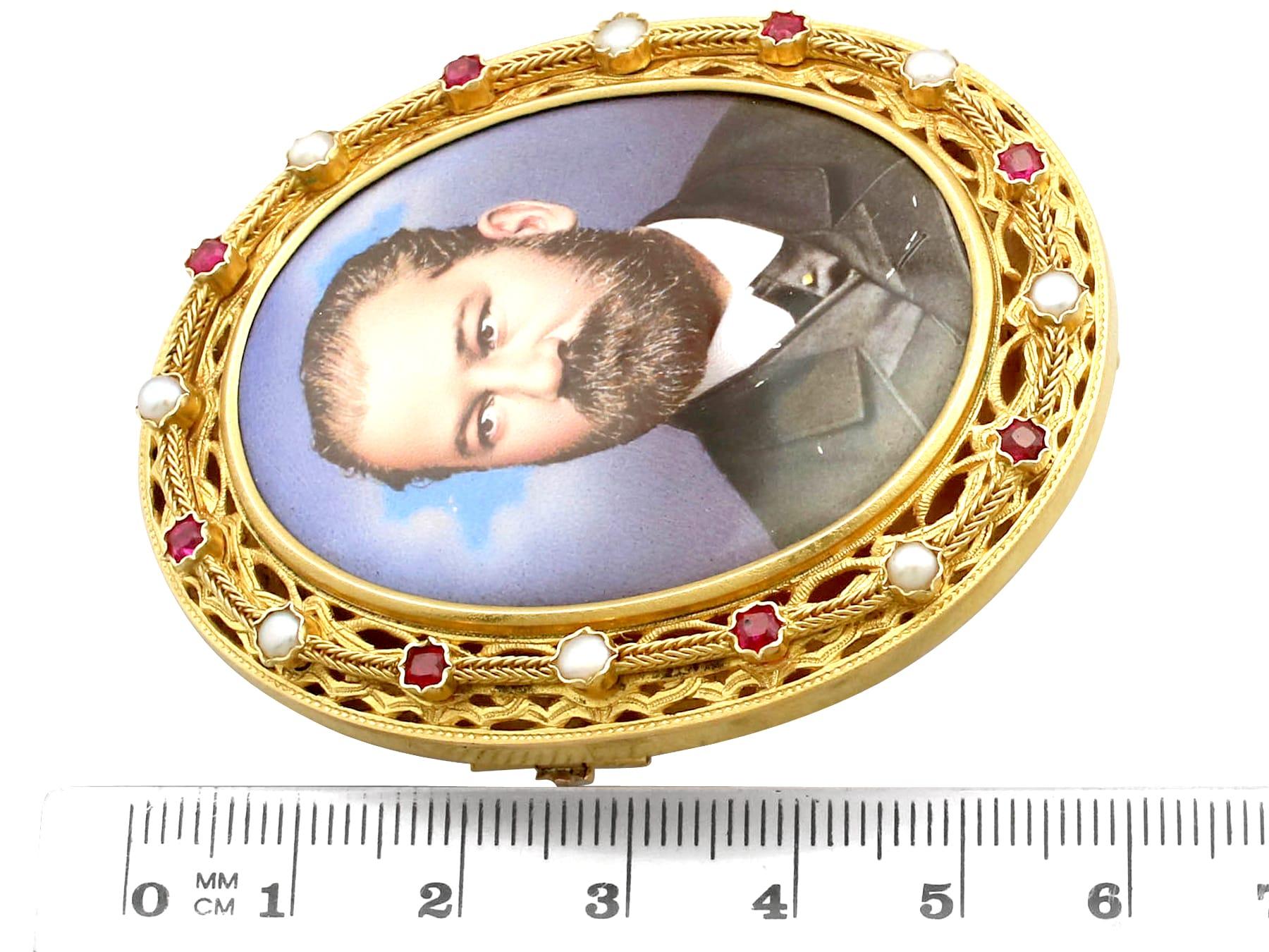 1890, Antiquités, Broche en émail et perles de rocaille 1,10 carat rubis et or jaune en vente 2