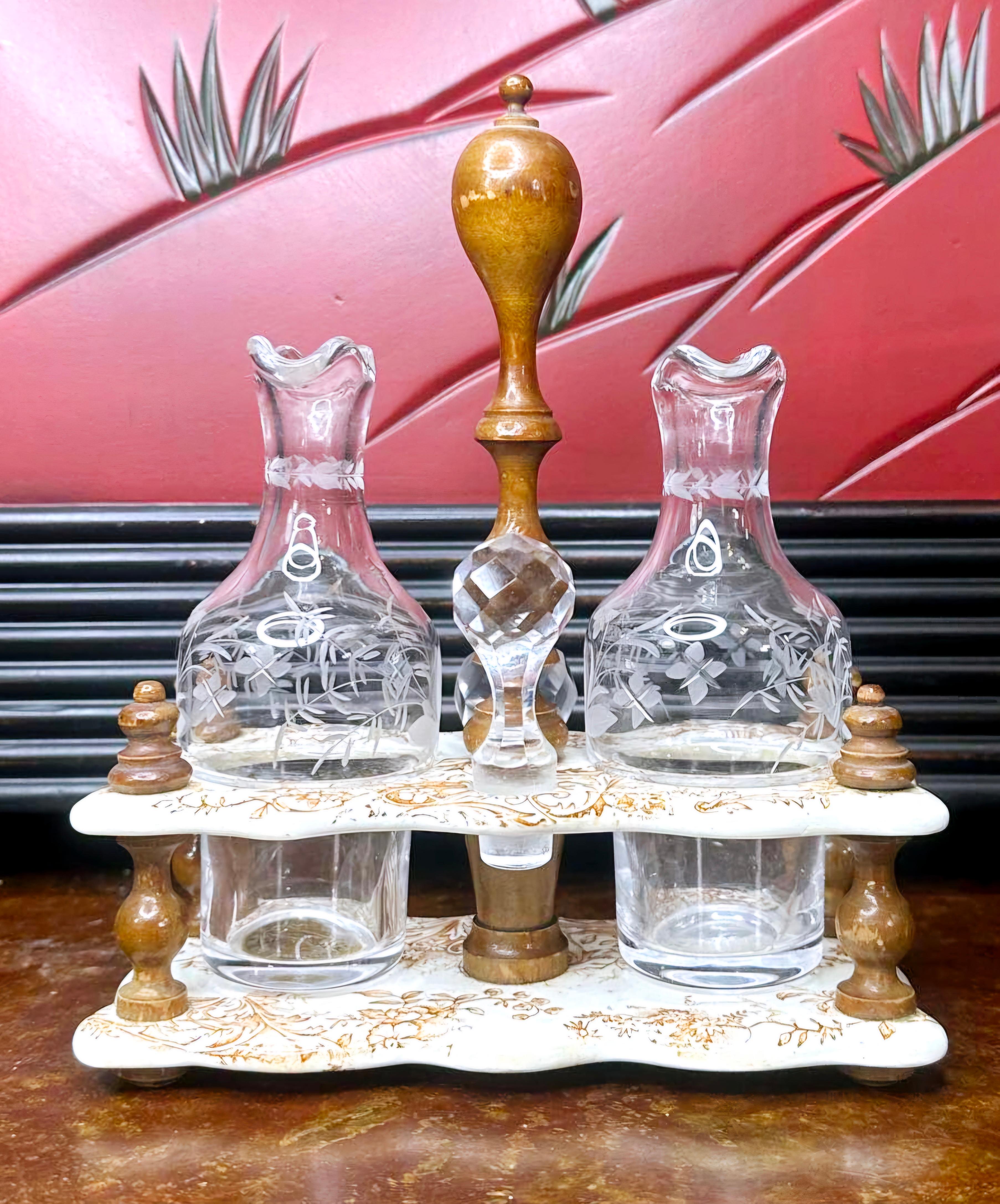 Antique French Salins Creamware Cruet Set Olio e Aceto Circa 1890, Bellissimo.

È insolito trovare un set originale, in queste condizioni e completo. Si tratta di un pezzo davvero incantevole, contrassegnato dalla scritta Salins (Salins les Bains)