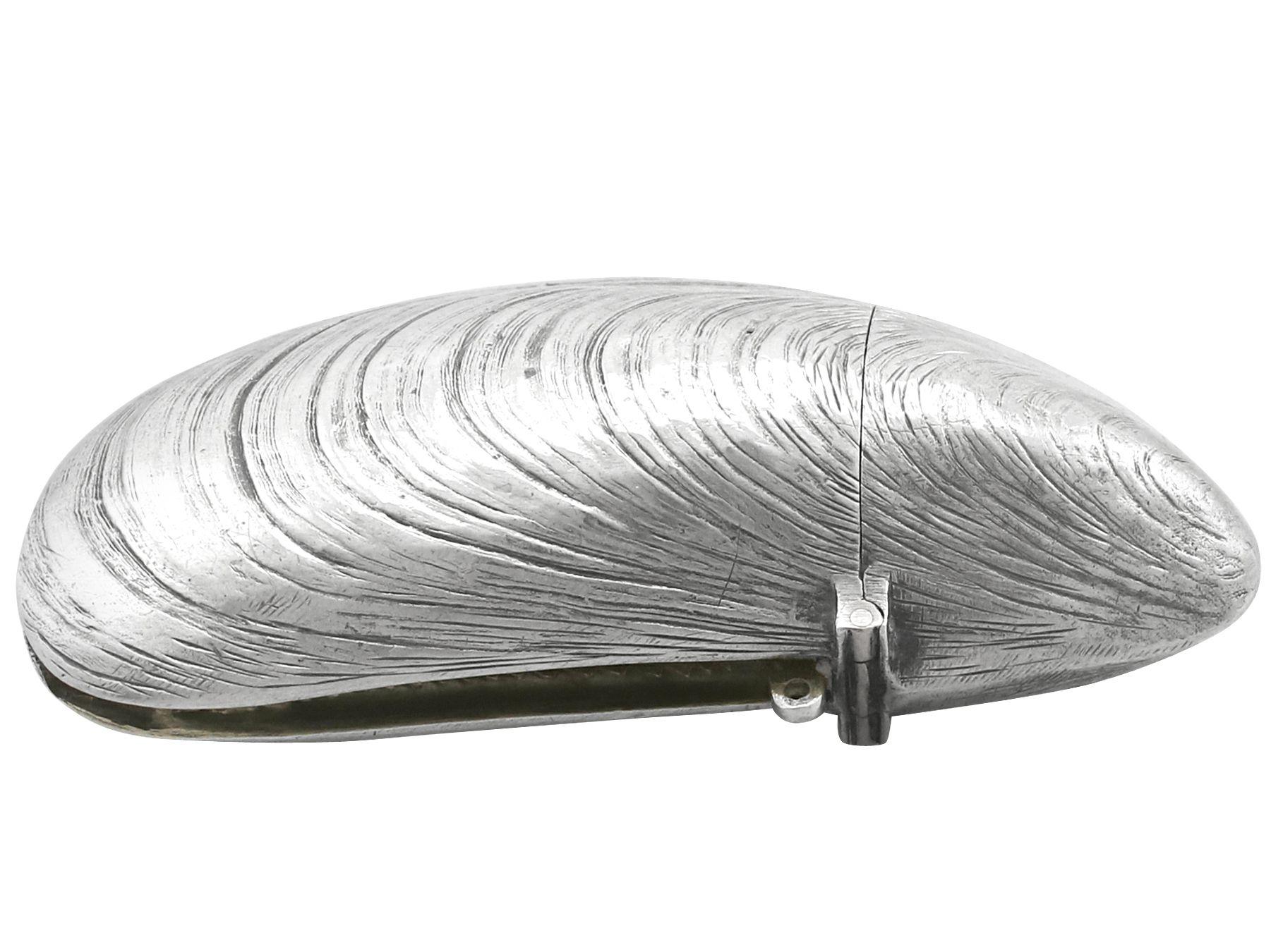 1890s Antique French Silver Mussel Vesta Case In Excellent Condition For Sale In Jesmond, Newcastle Upon Tyne