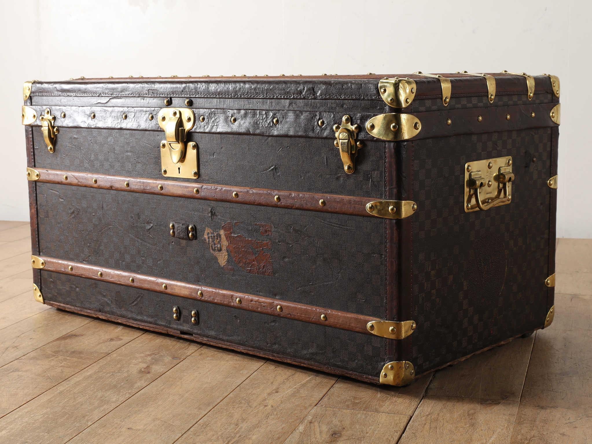 Les bottes anciennes Louis Vuitton sont une marque de renommée mondiale. Ses origines remontent à 1854, date de sa création à Paris en tant que spécialiste des sacs de voyage. À une époque où les déplacements en calèche étaient la norme, Louis