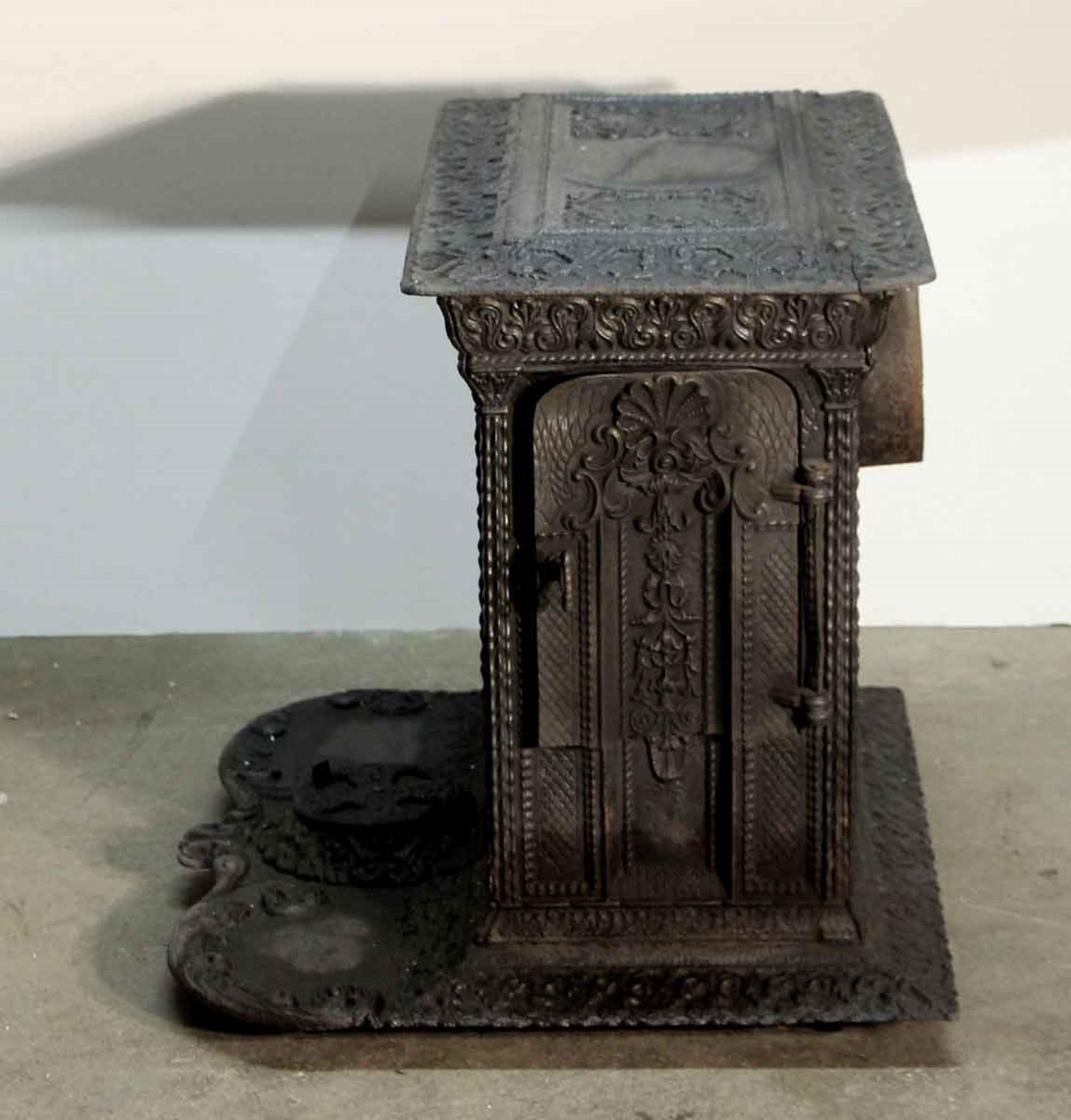 1890s Antique Ornate Victorian Style Detailed Cast Iron Coal Stove In Good Condition In New York, NY
