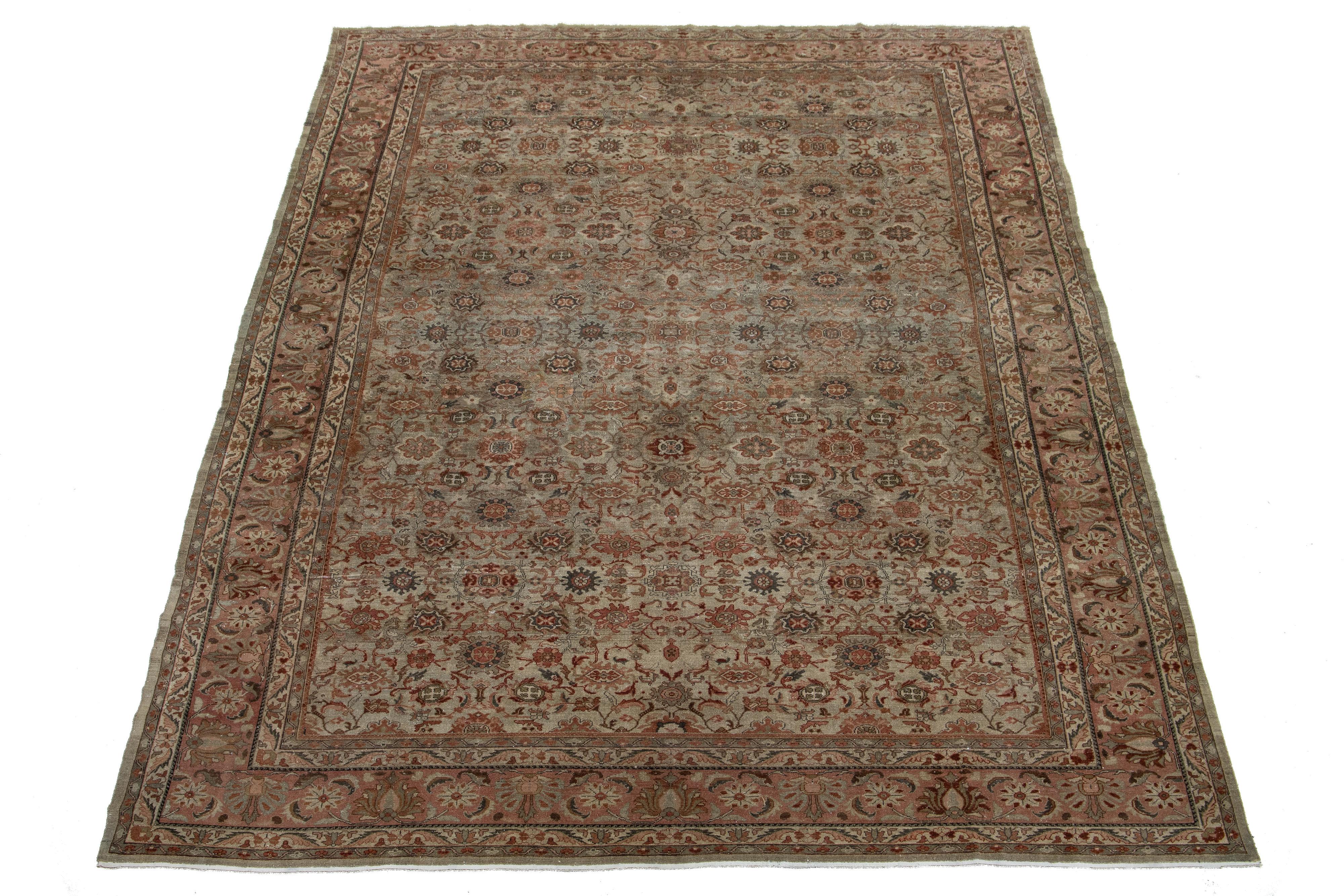 Scopri l'eleganza di questo bellissimo tappeto antico in lana Malayer annodato a mano, con un ricco campo marrone. Questo eccezionale tappeto persiano vanta uno splendido disegno all-over, impreziosito da suggestivi accenti di ruggine e grigio. È un
